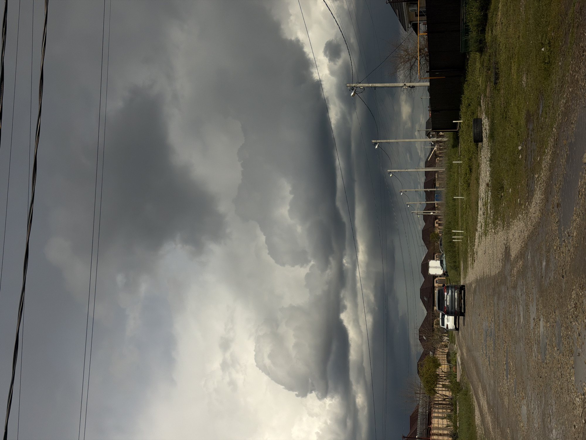 Overcast skies and wet streets observed in Rossiyskiy