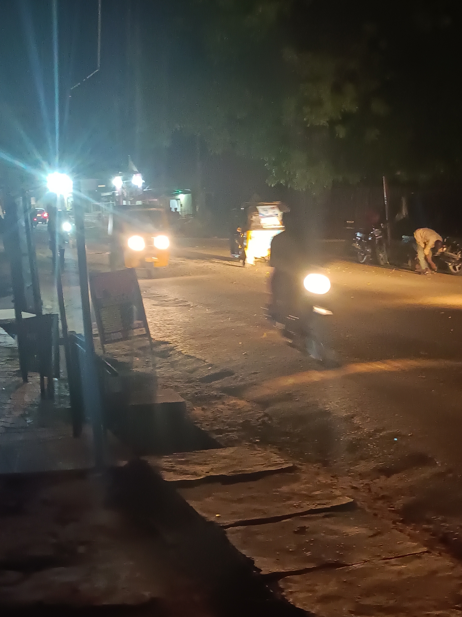 Evening traffic scene captured on Narayi street