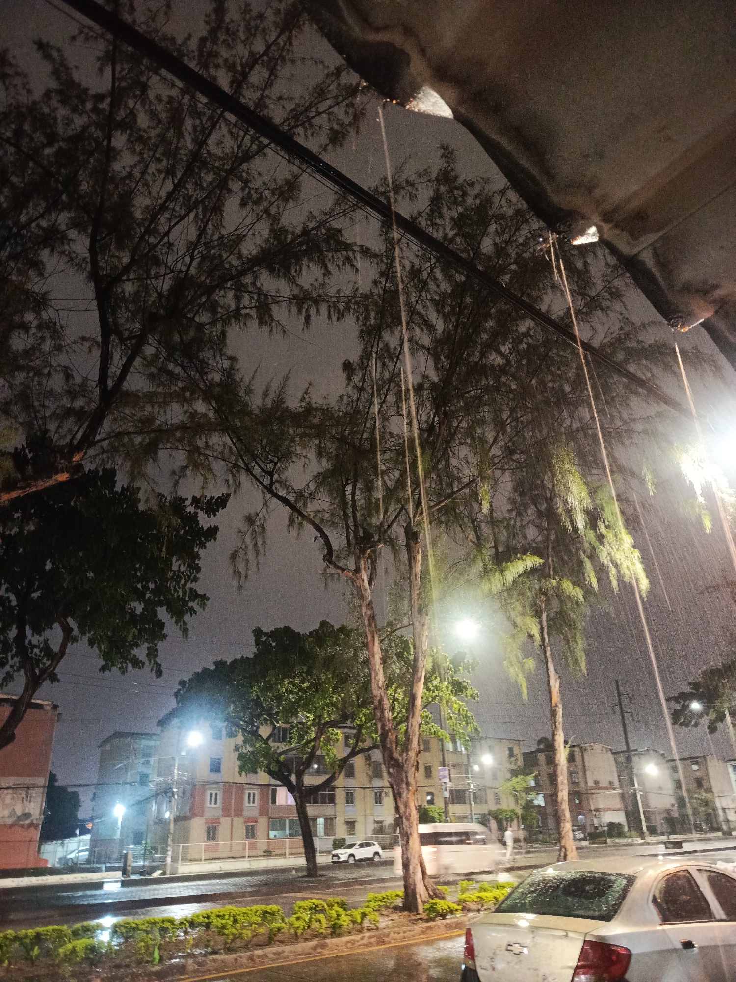 Heavy rainfall soaks Guayaquil streets during early morning hours