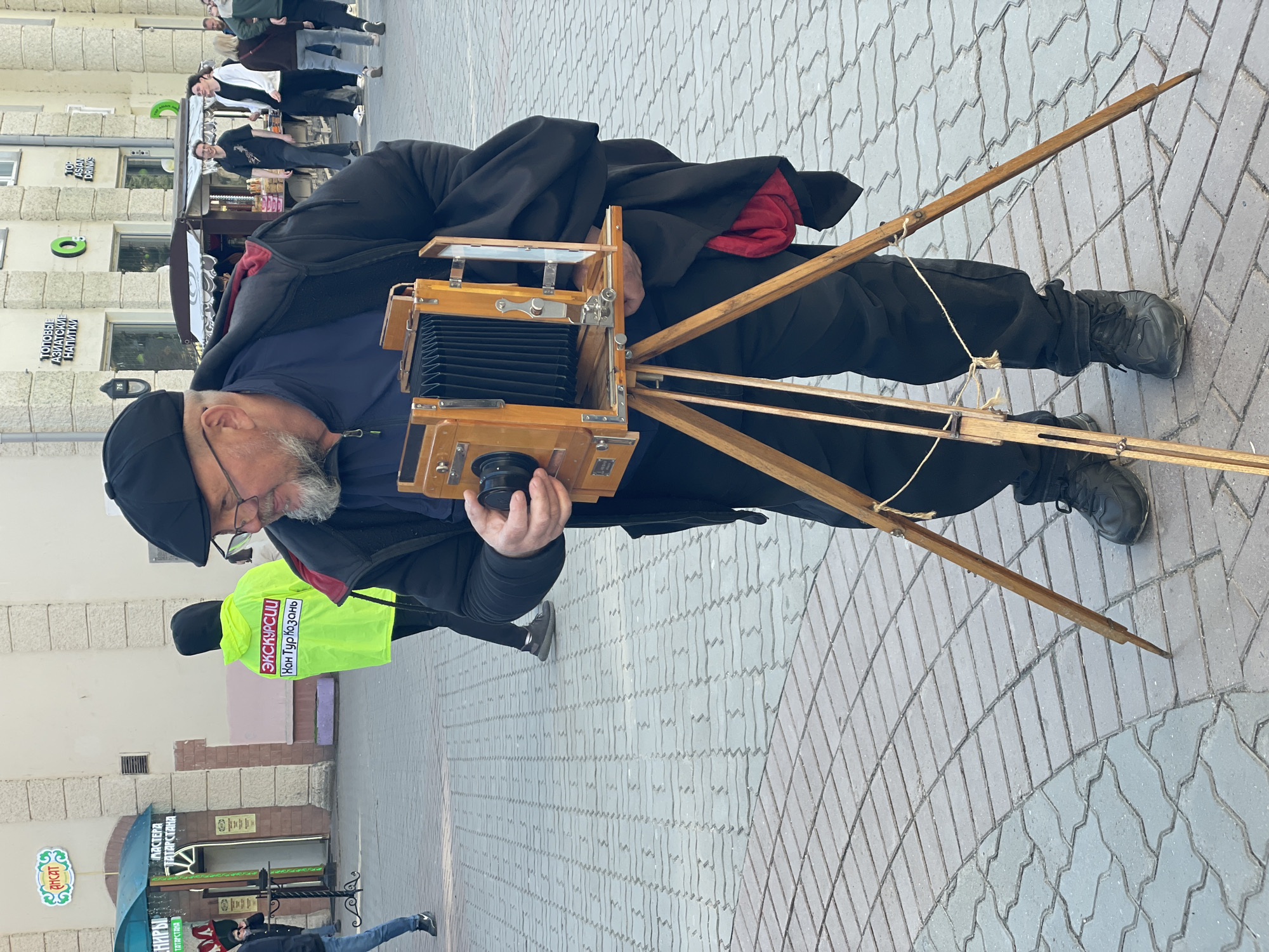 Afternoon street life and performers documented in central Kazan