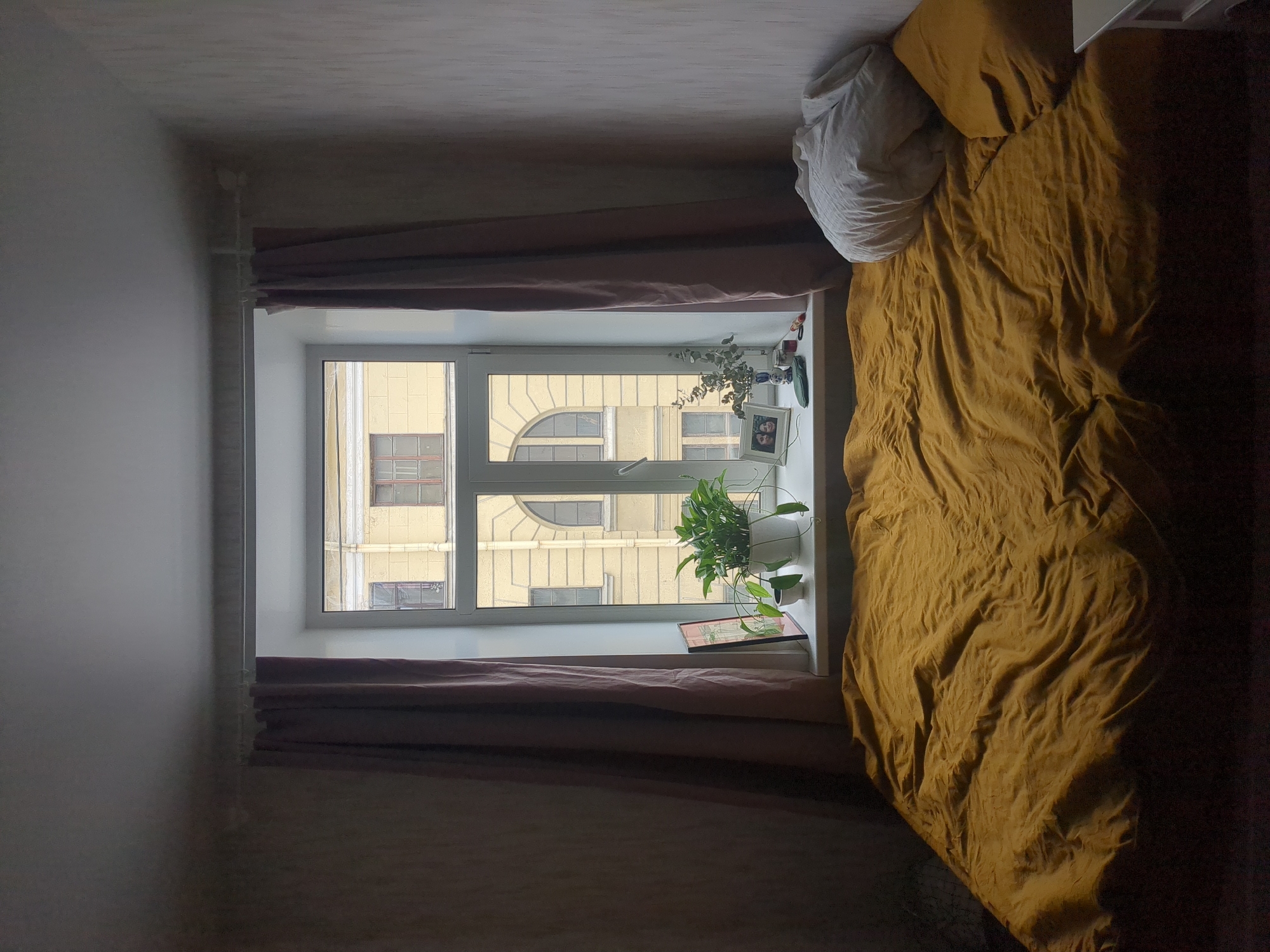 Domestic life documented in Saint Petersburg apartment over seven minutes