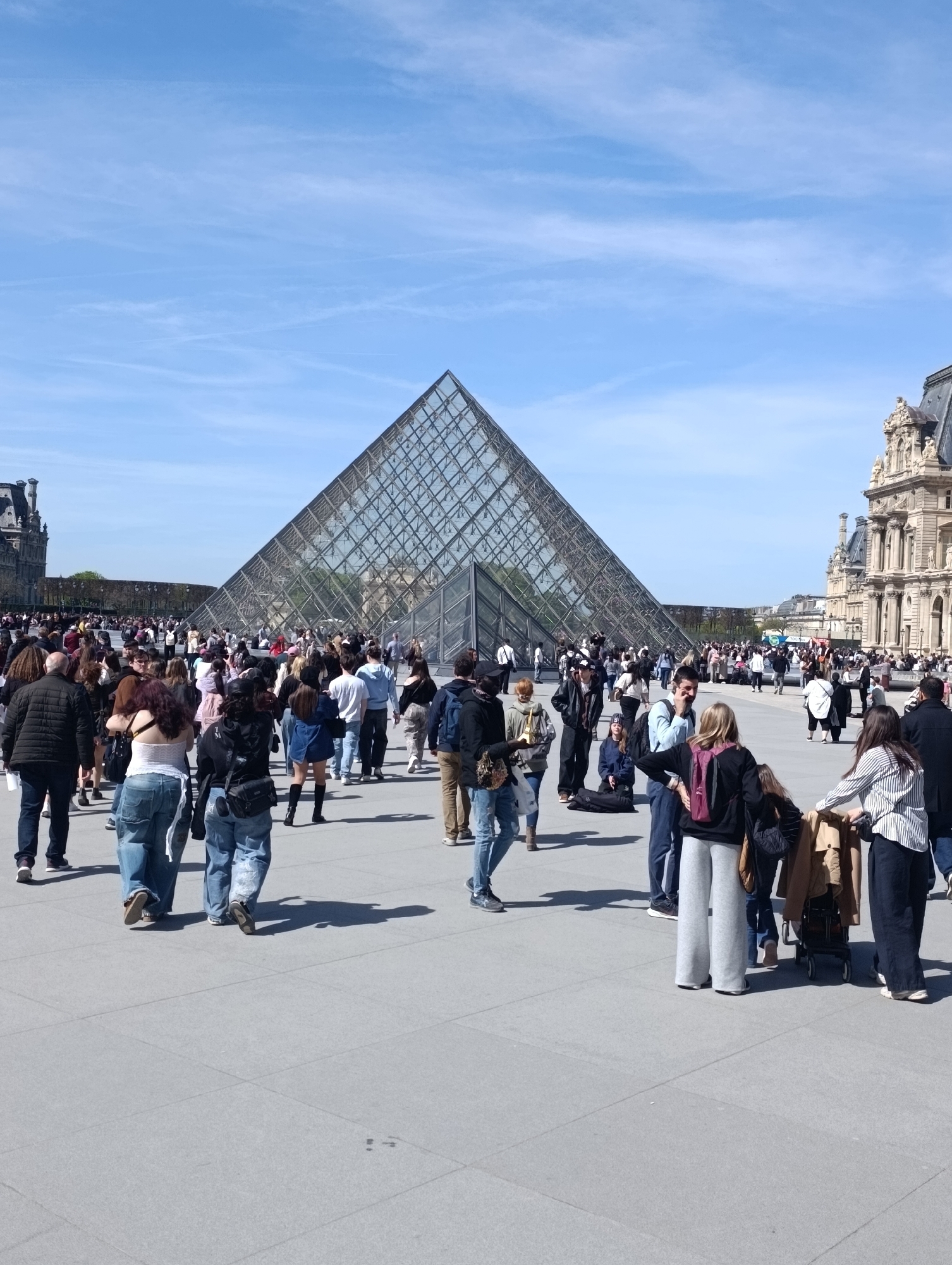 Tourist visits Louvre, blue McLaren spotted in Paris garage