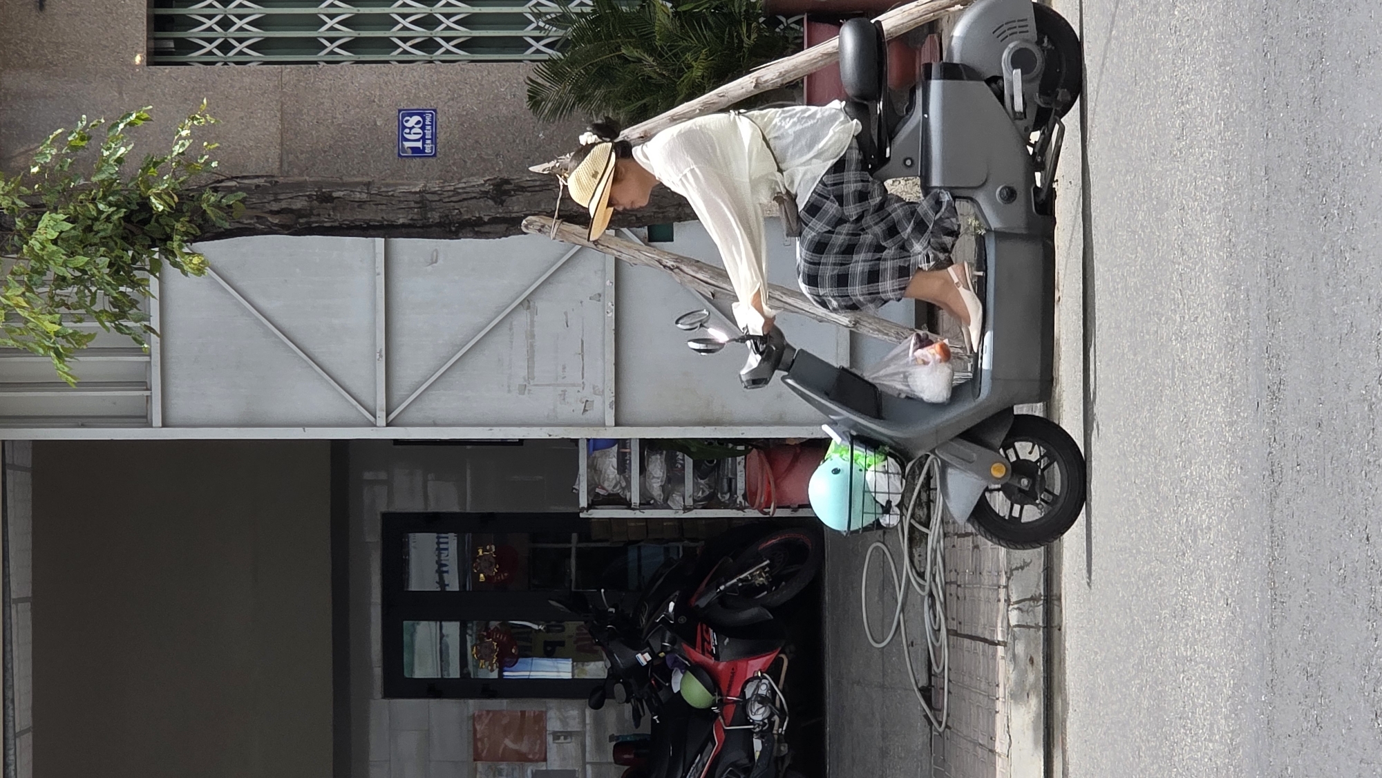 Daily street life documented in Bac Nha Trang Ward