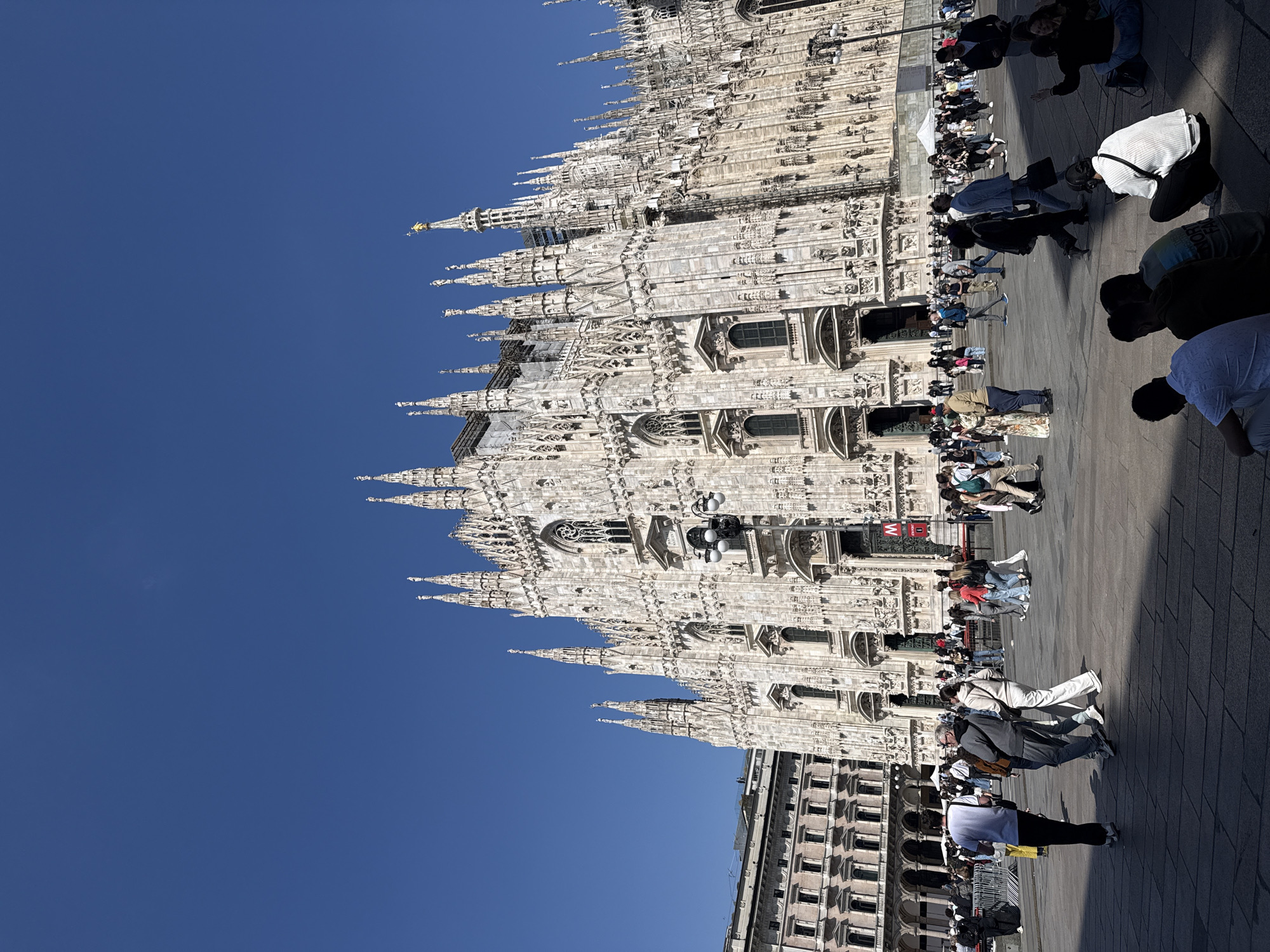 Milan Duomo photographed, woman spotted indoors Thursday afternoon