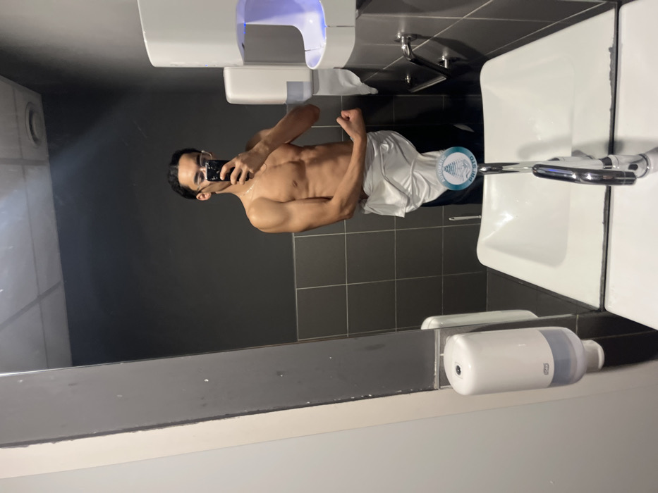 Gym session documented through mirror selfies in Strasbourg fitness center