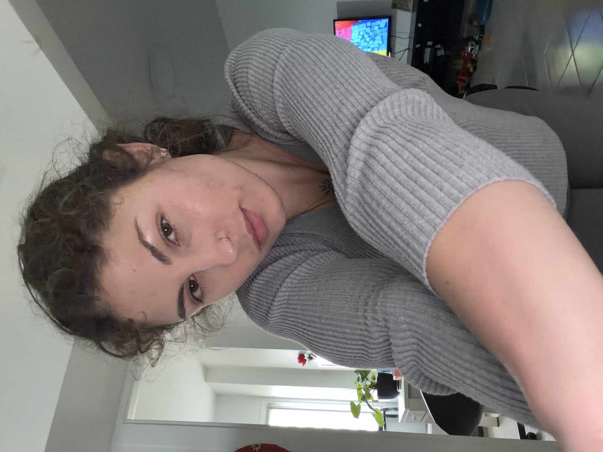 Woman with tattoos observed in Kiryat Bialik apartment