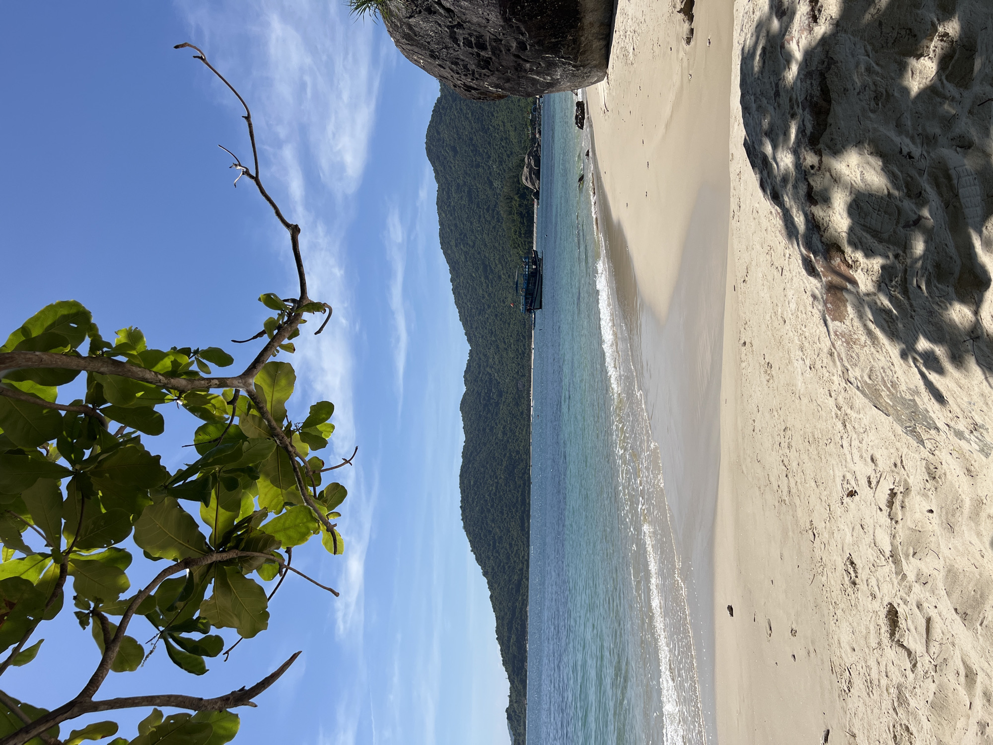 Morning beach scene documented in Đà Nẵng, Vietnam