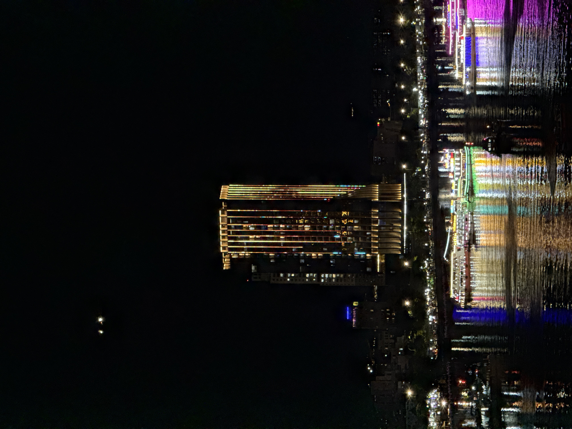 Da Nang International Fireworks Festival draws crowds to riverfront