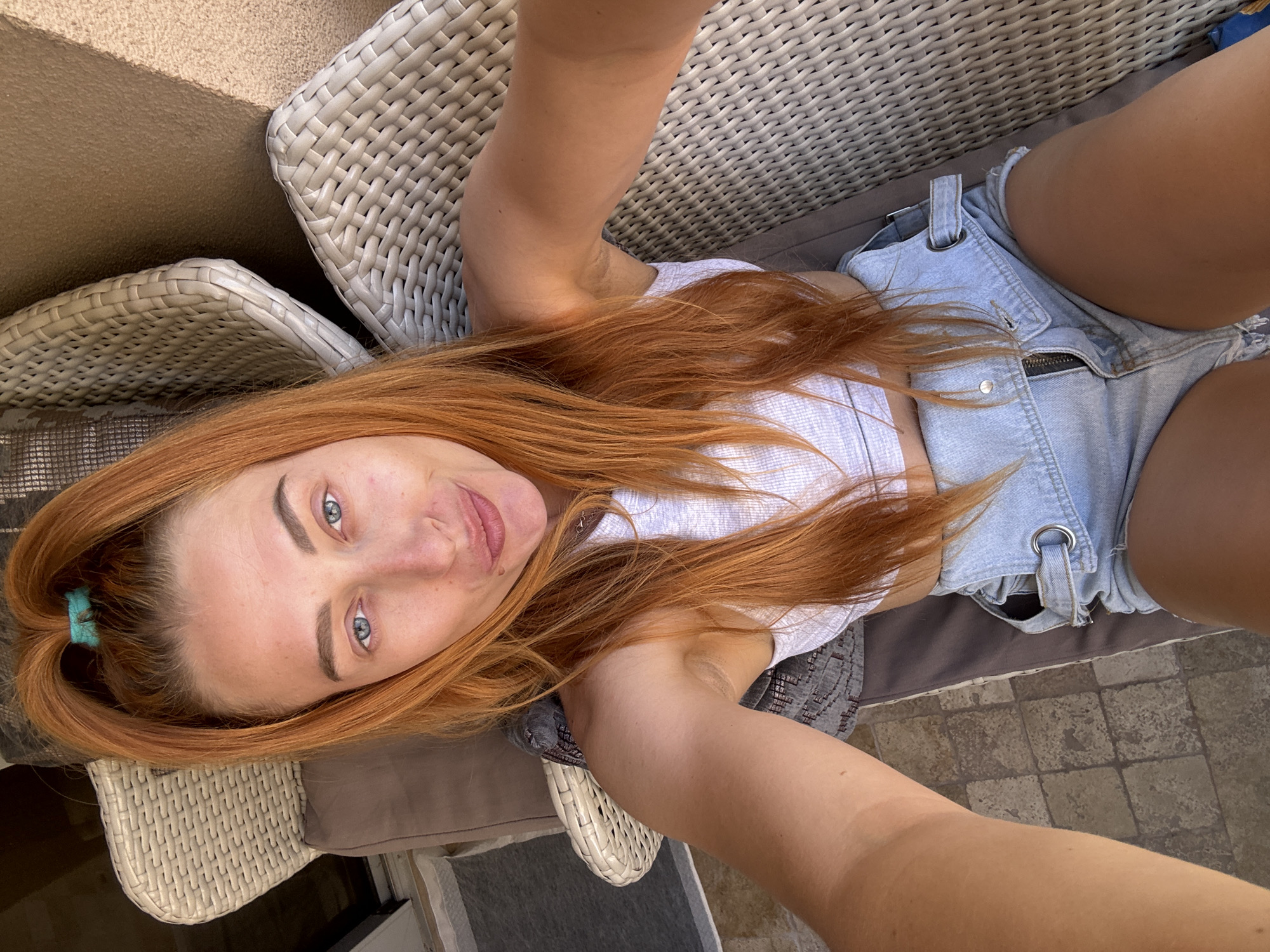 Woman spends morning taking selfies on Budva balcony