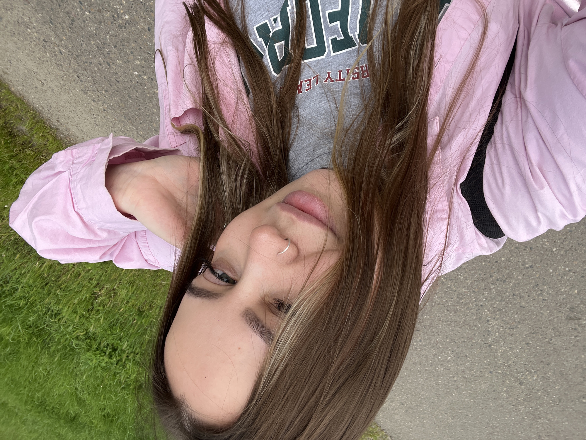 Woman observed vaping outdoors in Novopokrovskaya, Russia