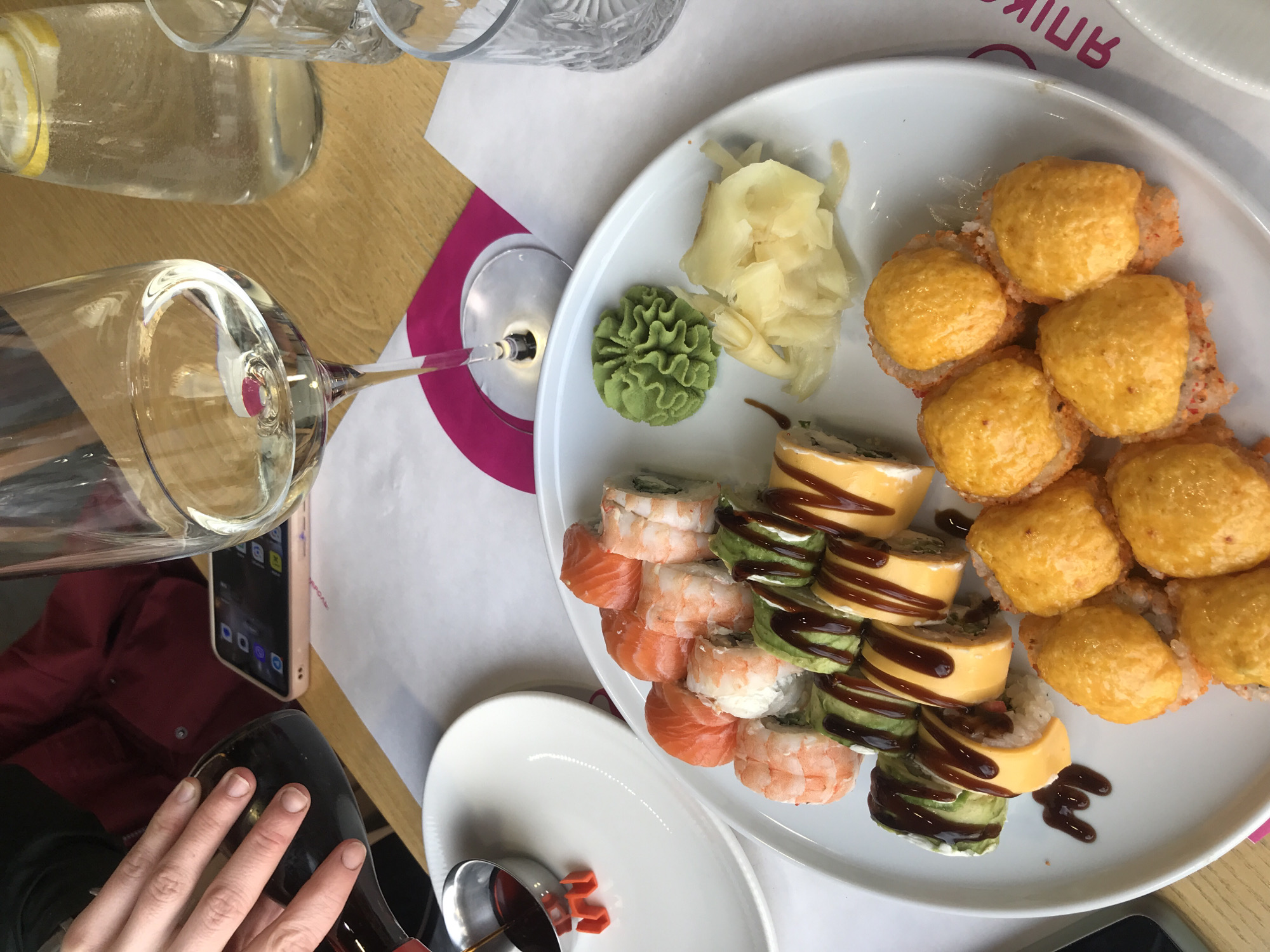 Sushi dining moment captured in San Martín de Porres
