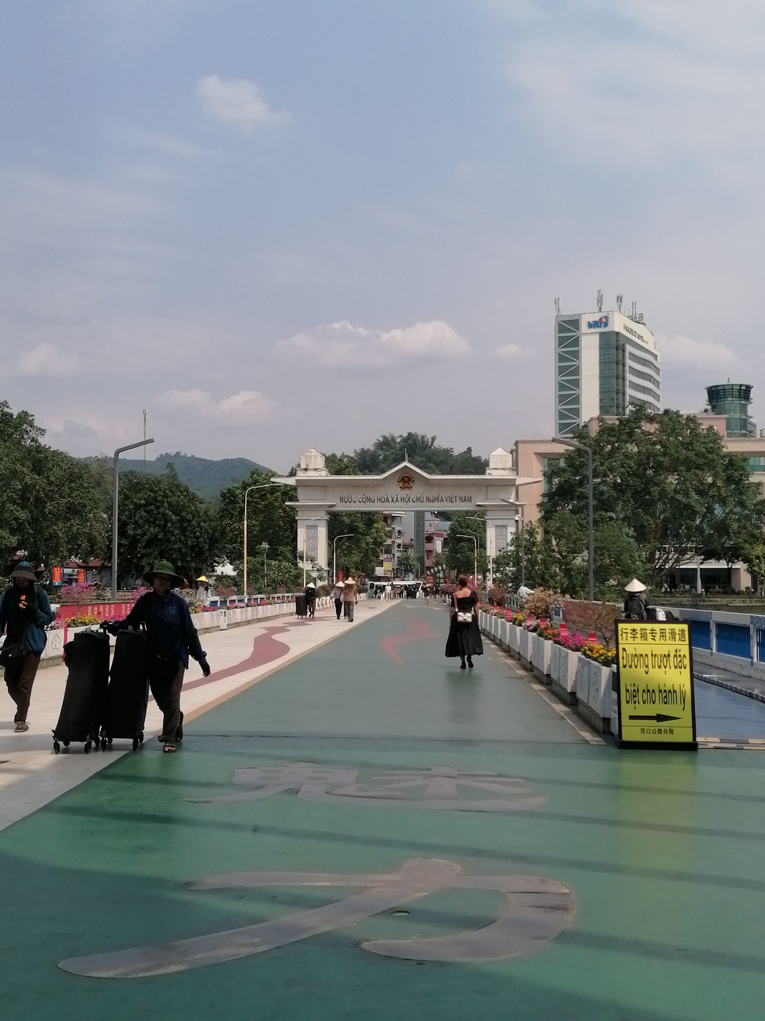 Morning border crossing activity documented at China-Vietnam boundary