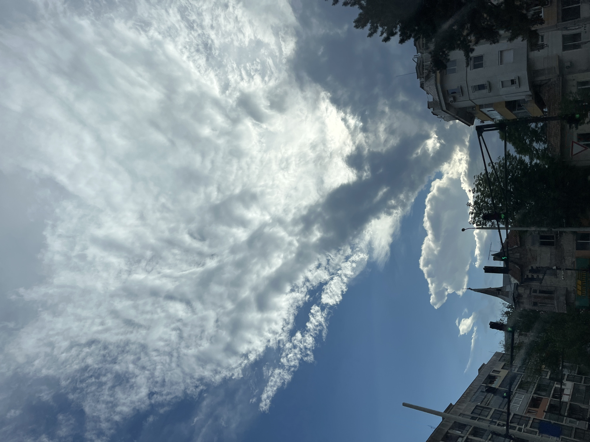 Sky observation recorded in Ruse, Bulgaria shows mixed cloud formations