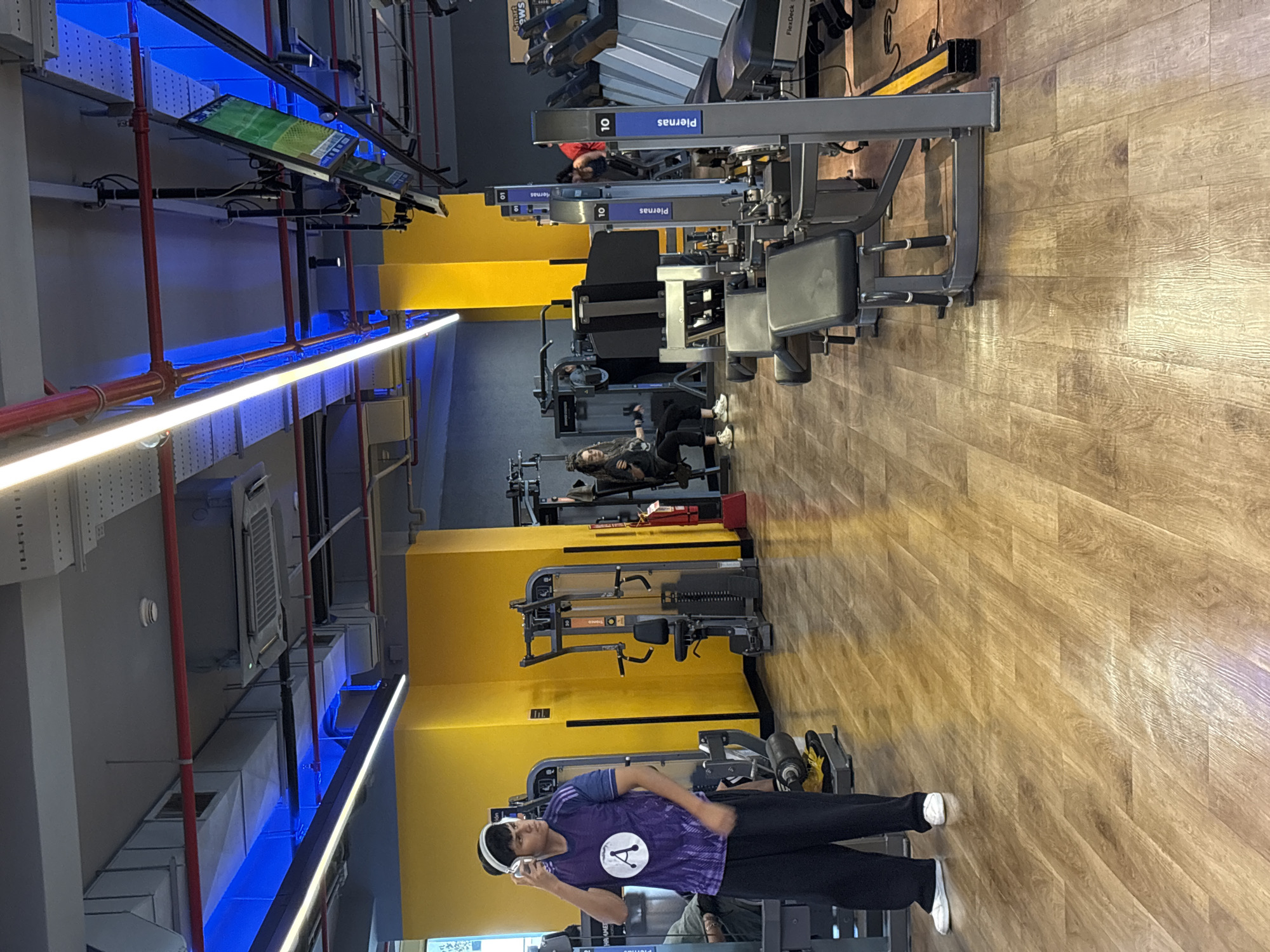Evening gym visit documented in Lima's San Isidro district