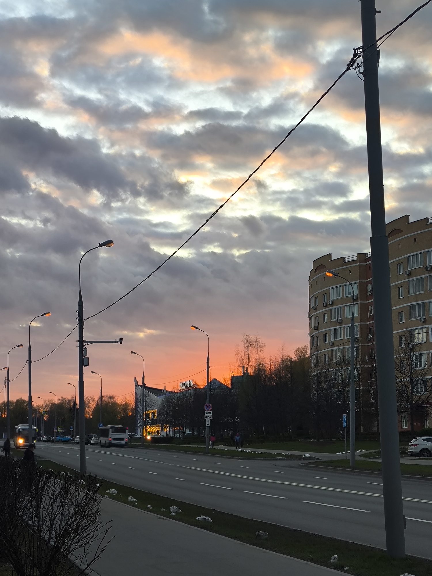 Moscow evening captured: sunset streets, spring wildlife, candlelit dining