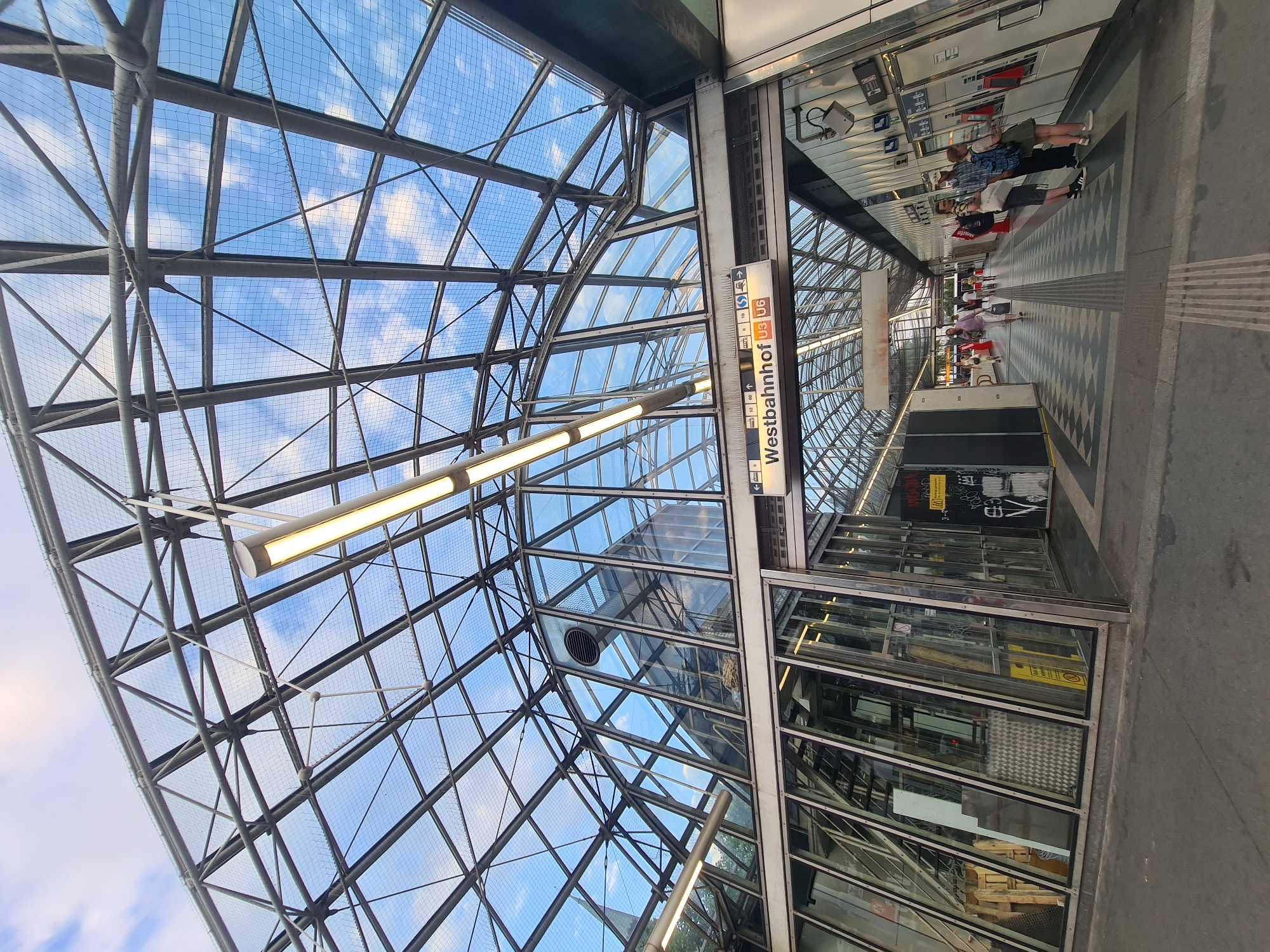 Evening streets and transit around Vienna's Westbahnhof