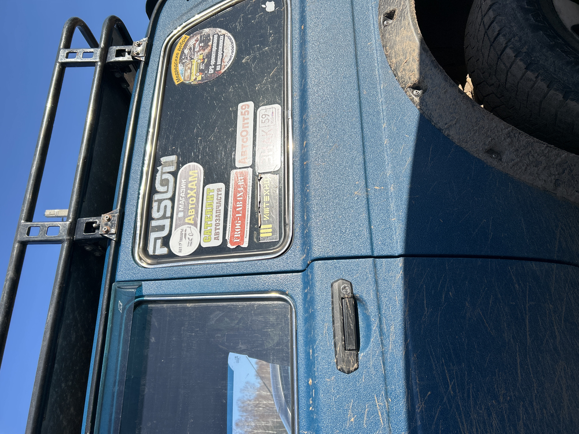 Muddy off-road vehicle spotted in Ural'skoe, Russia