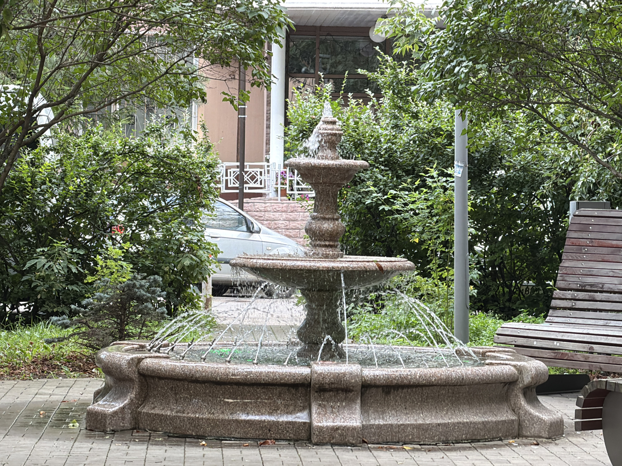Sunny afternoon around Khimki's courtyards and garden corners