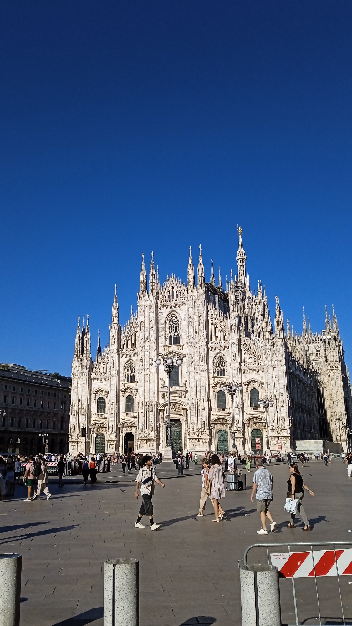 Busy afternoon around Milan's Duomo plaza