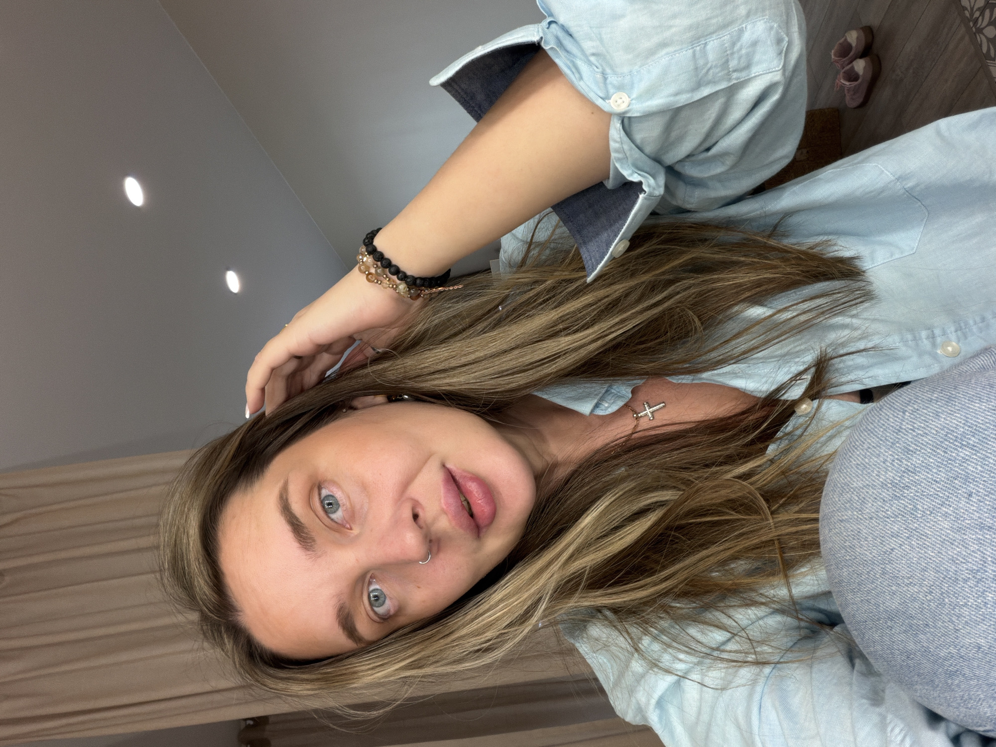 Woman photographed at two Moscow-area locations within 40 seconds