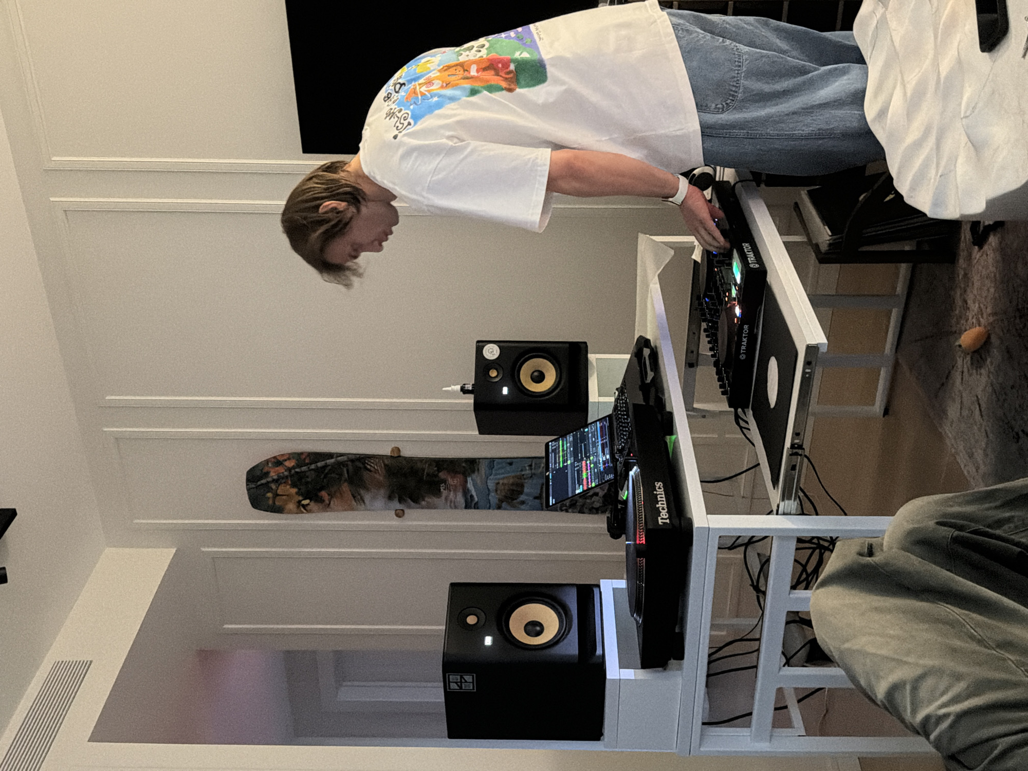 Late-night DJ session recorded in Moscow home studio