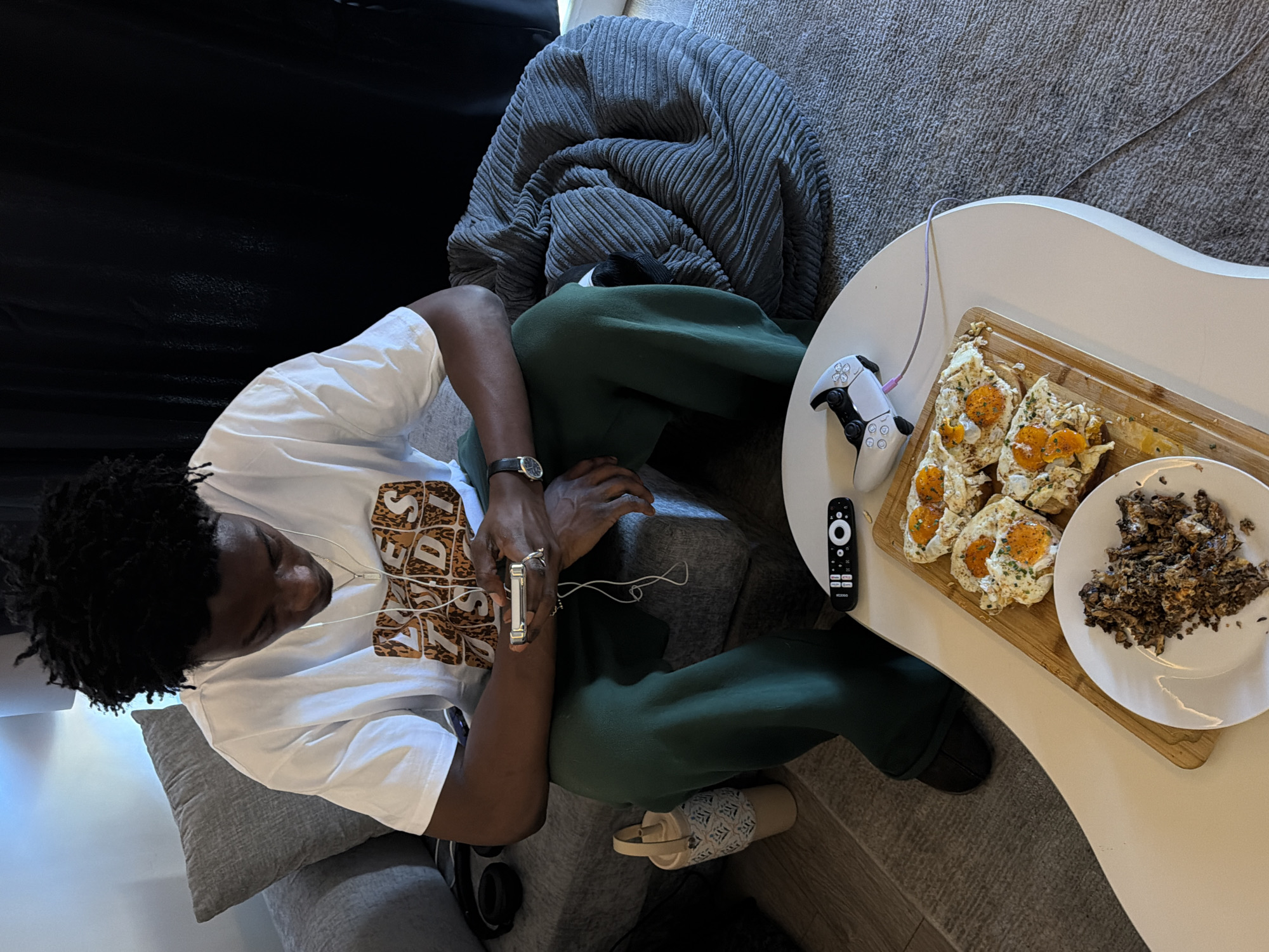 Casual London afternoon with gaming, food, and mirror selfies