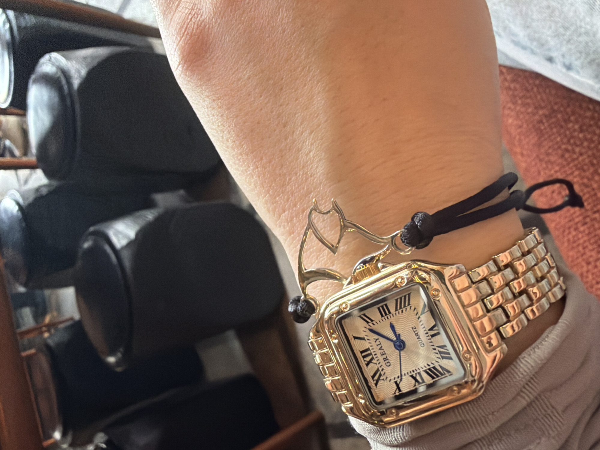 Woman photographed at Moscow cafe wearing gold jewelry