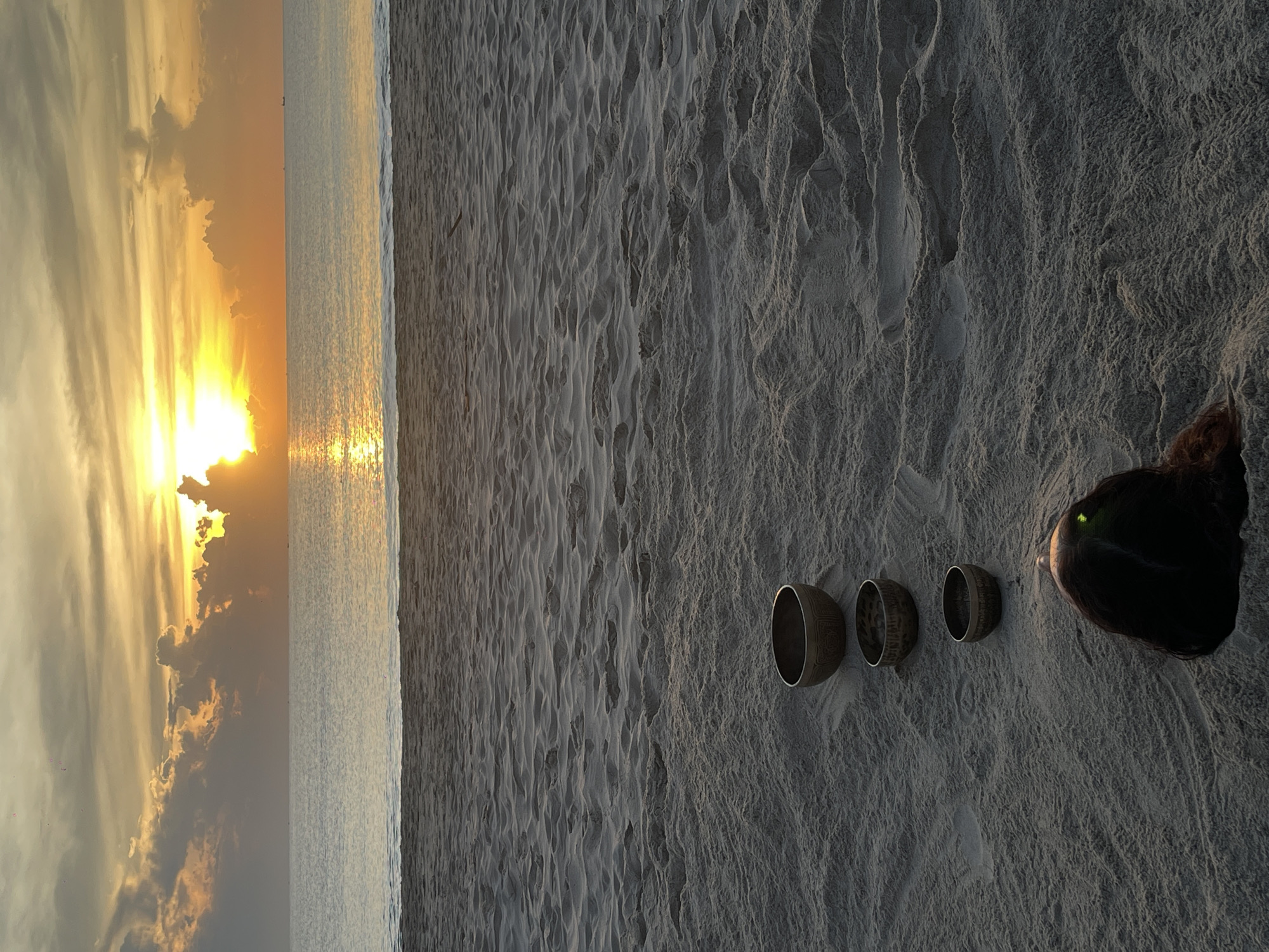 Sunset scenes along Đà Nẵng beach, sand rituals and shoreline walks