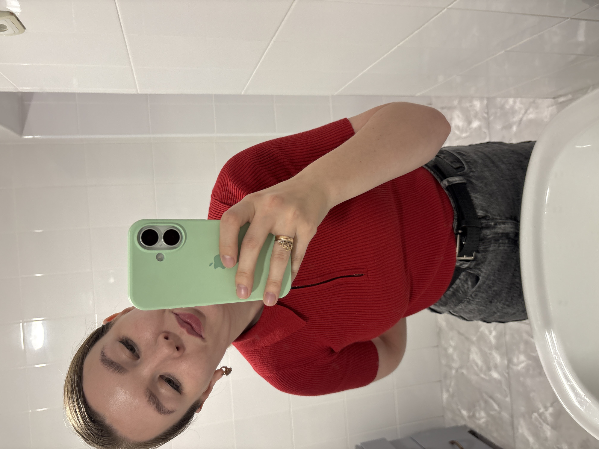 Woman Takes Bathroom Selfie in Izhevsk