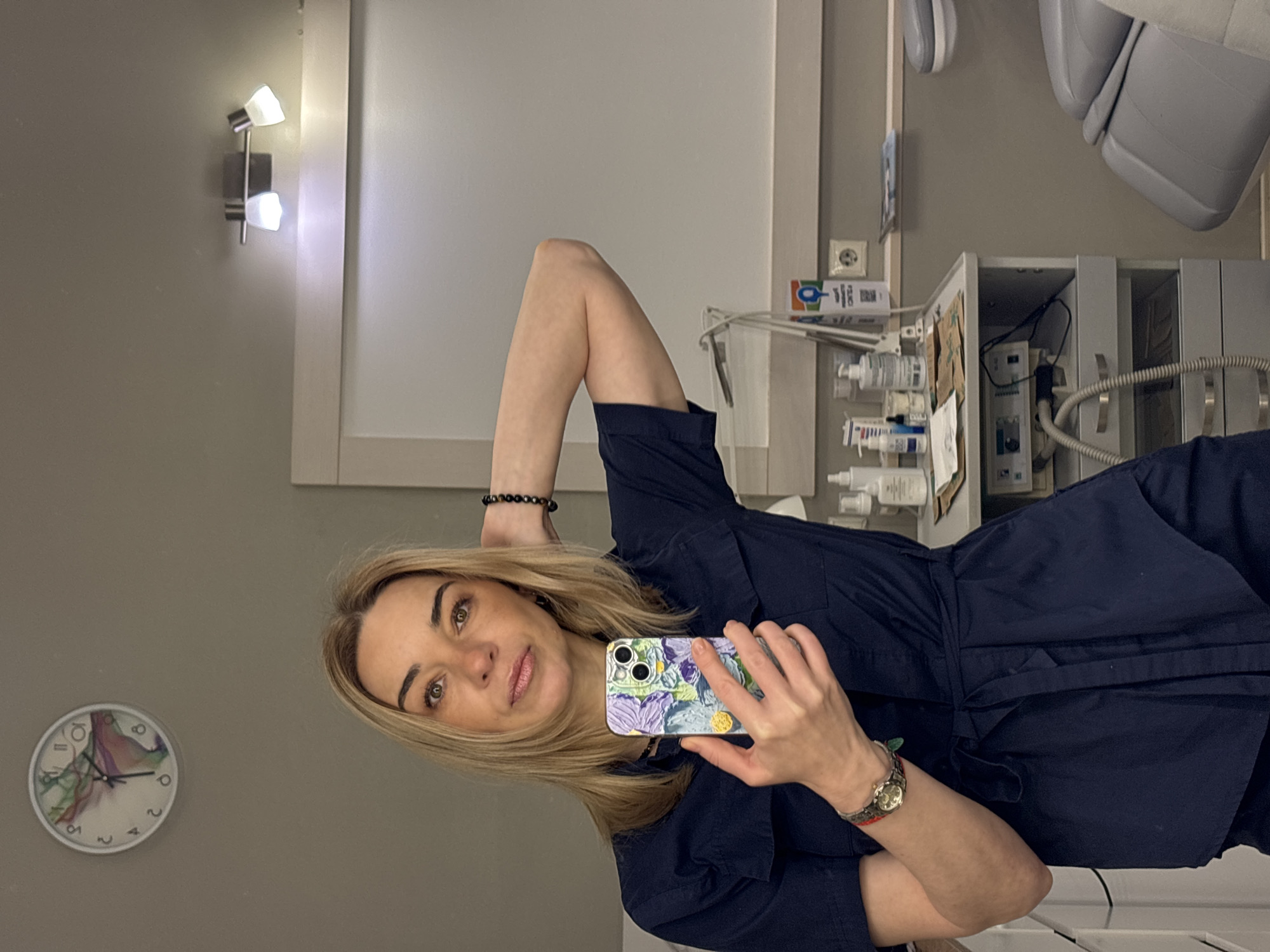 Woman documents salon visit through selfies during rainy morning