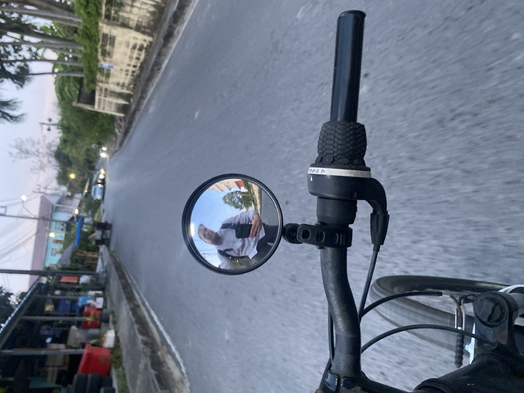 Cyclist documents evening journey through Choeng Thale residential area