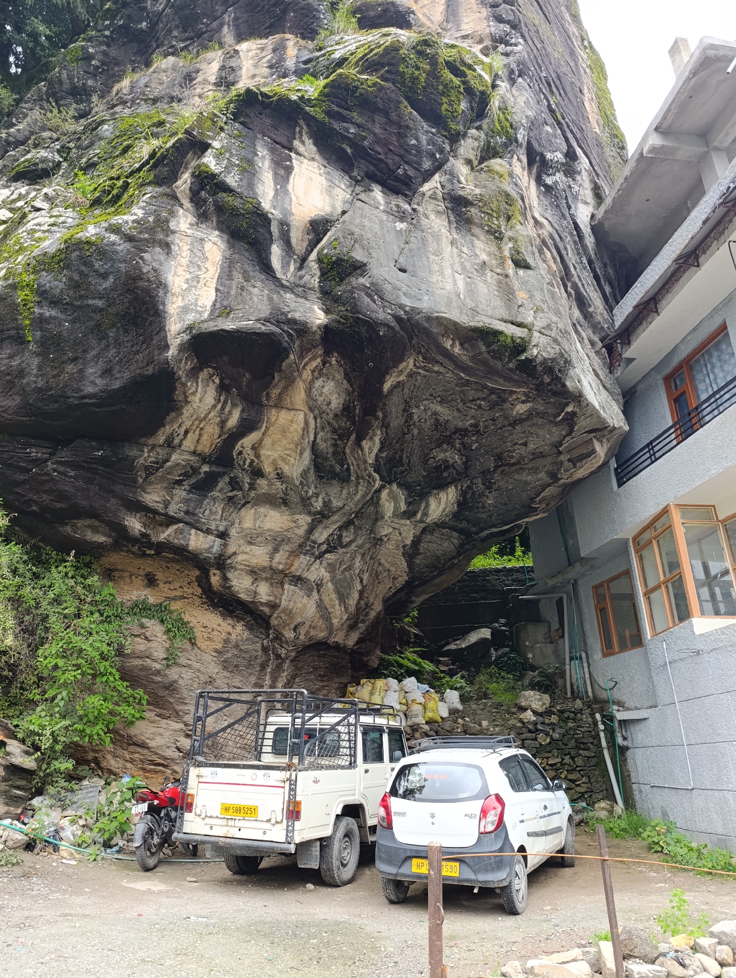 Streets, gardens, and mountain scenery around Manali and Vashisht