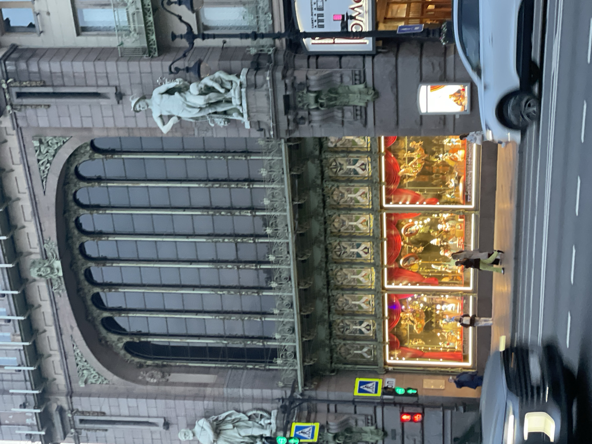 Evening stroll through Saint Petersburg landmarks and shopping districts