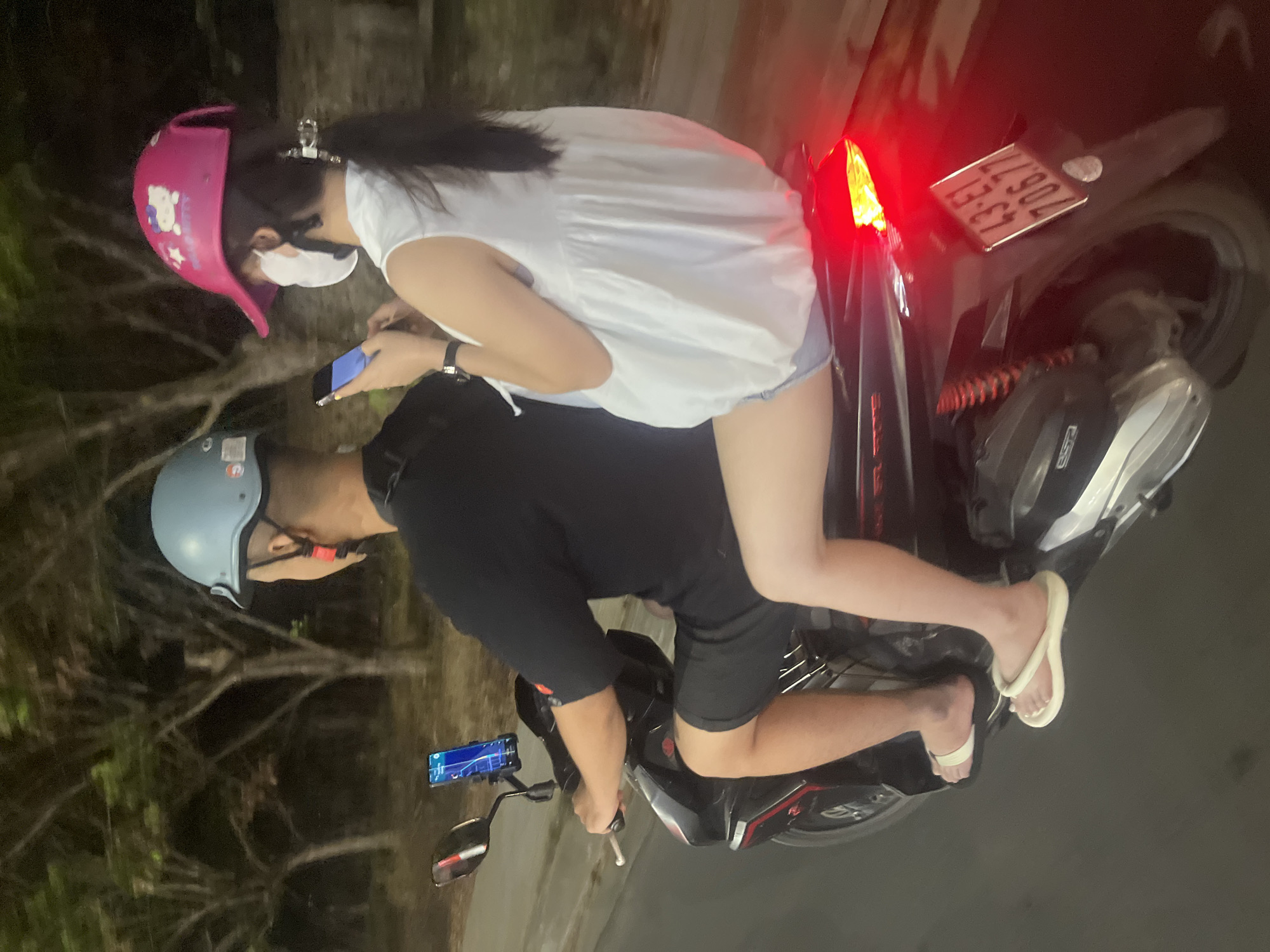 Nighttime street life and performances captured across Đà Nẵng, Vietnam