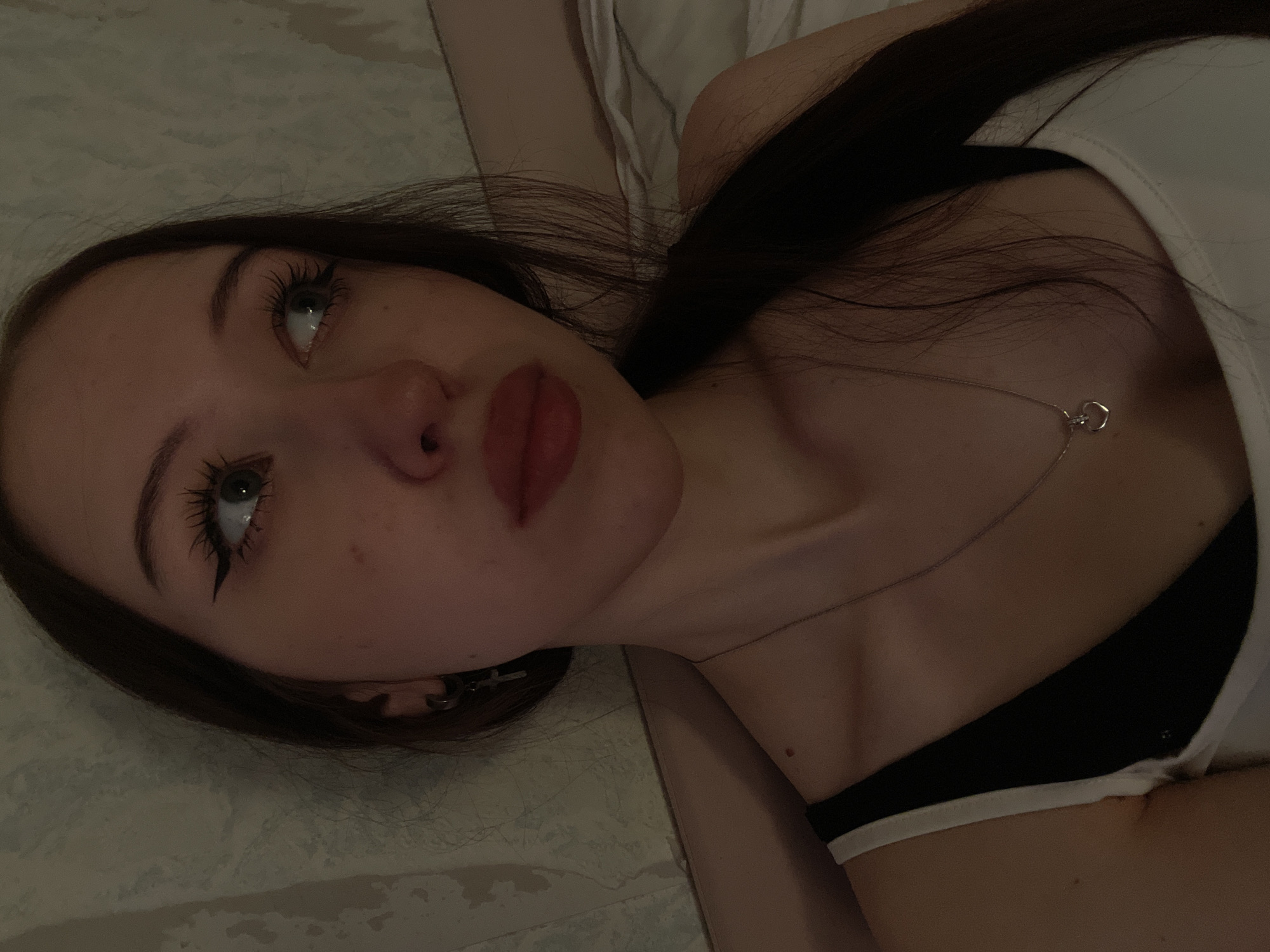 Young woman takes multiple selfies in Votkinsk residence