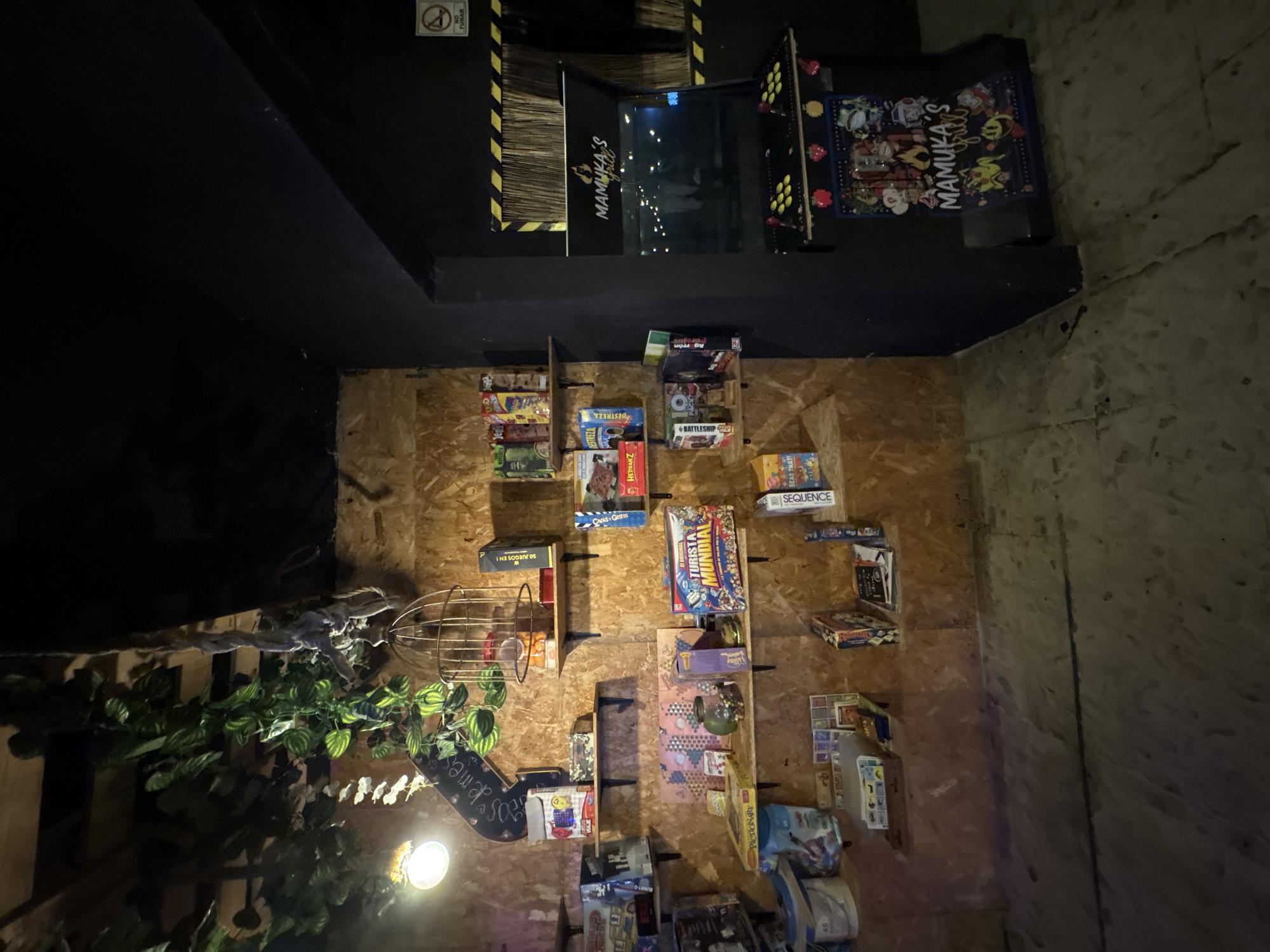 Gaming establishment neon displays documented in Cuernavaca overnight