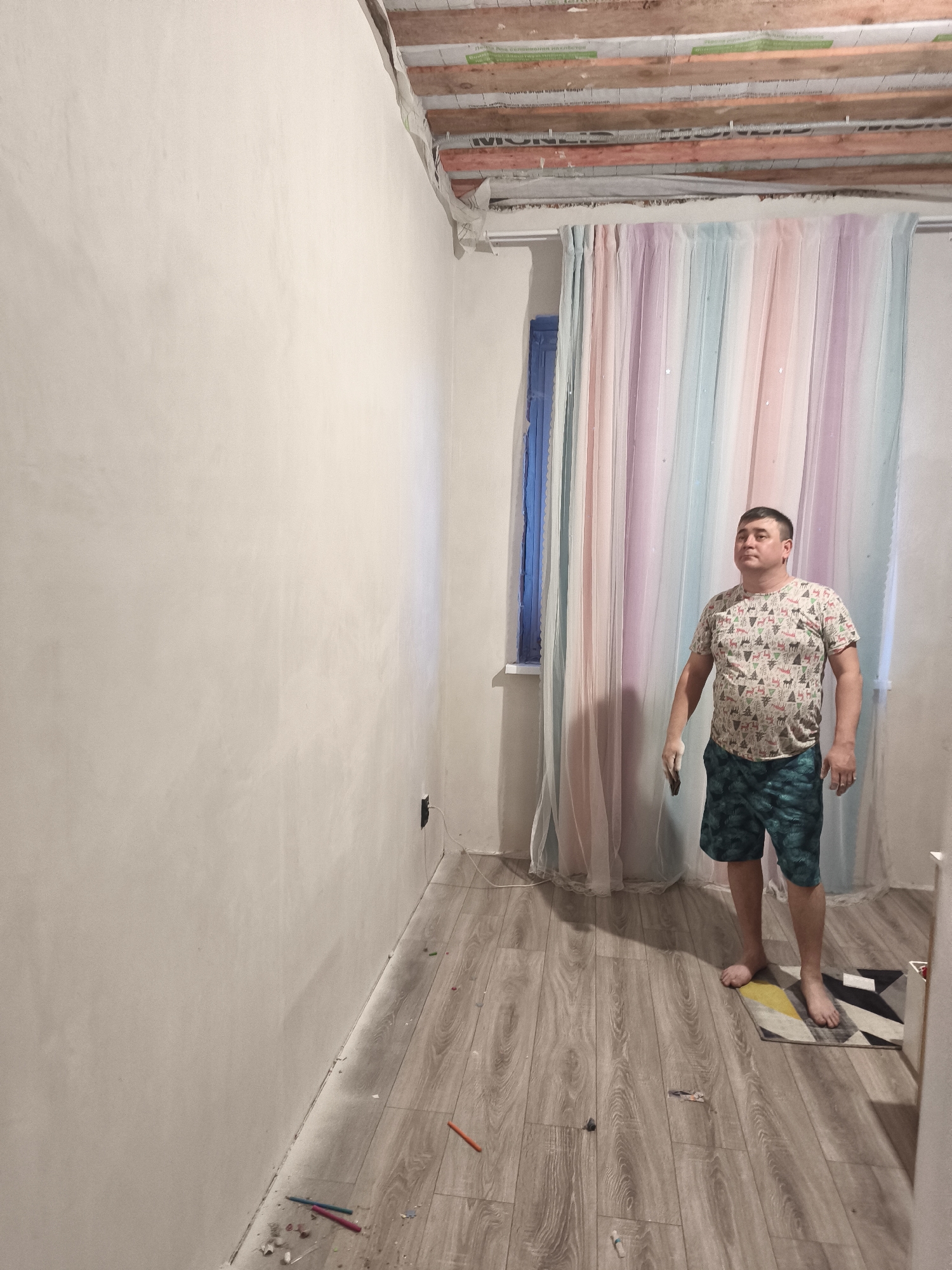 Room renovation documented in Сокуры, Russia