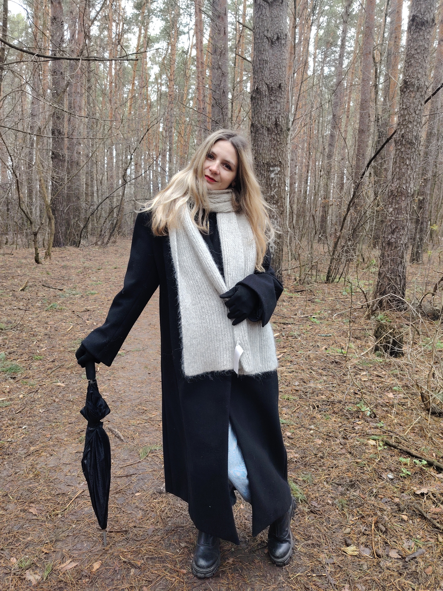Couple's forest photo session with umbrella and birthday balloon