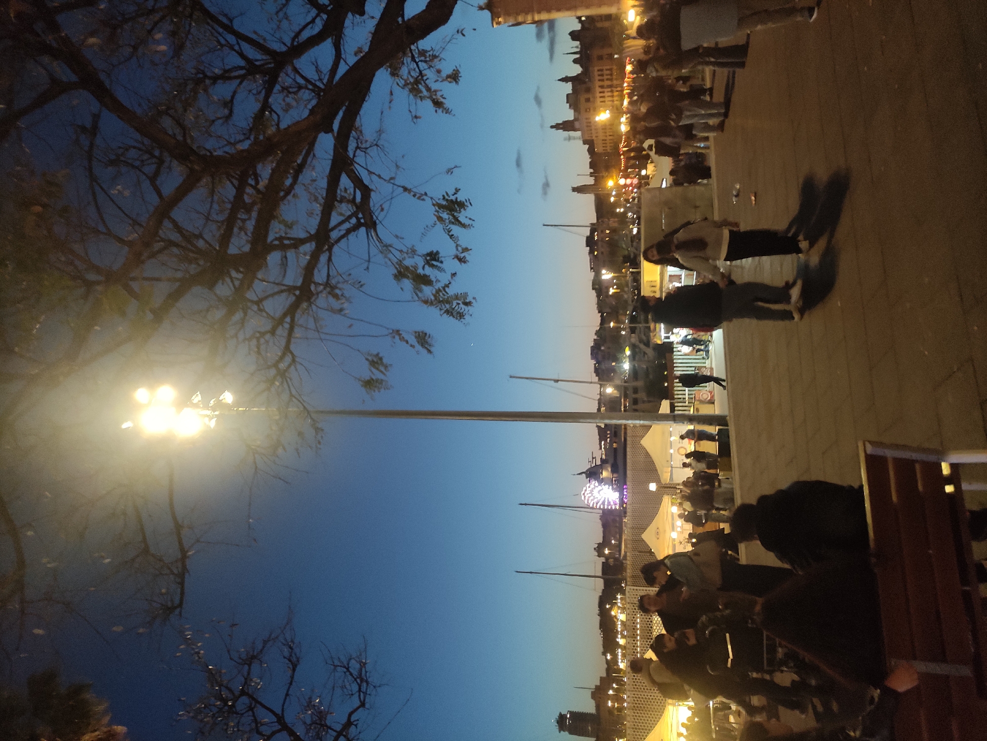 Evening food fair draws crowds to Barcelona waterfront