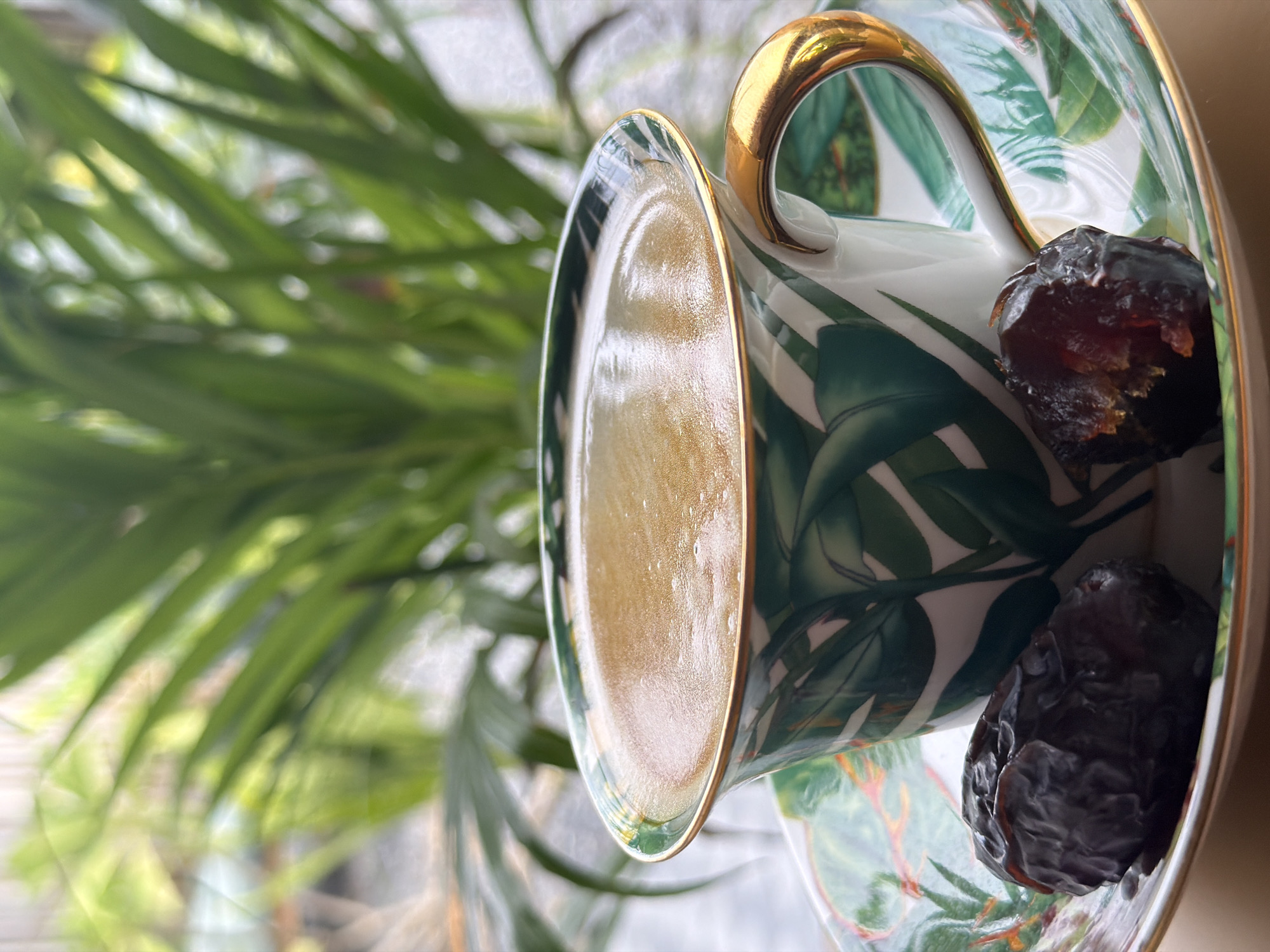 Slow tropical morning: coffee, an outdoor tub, and quiet details