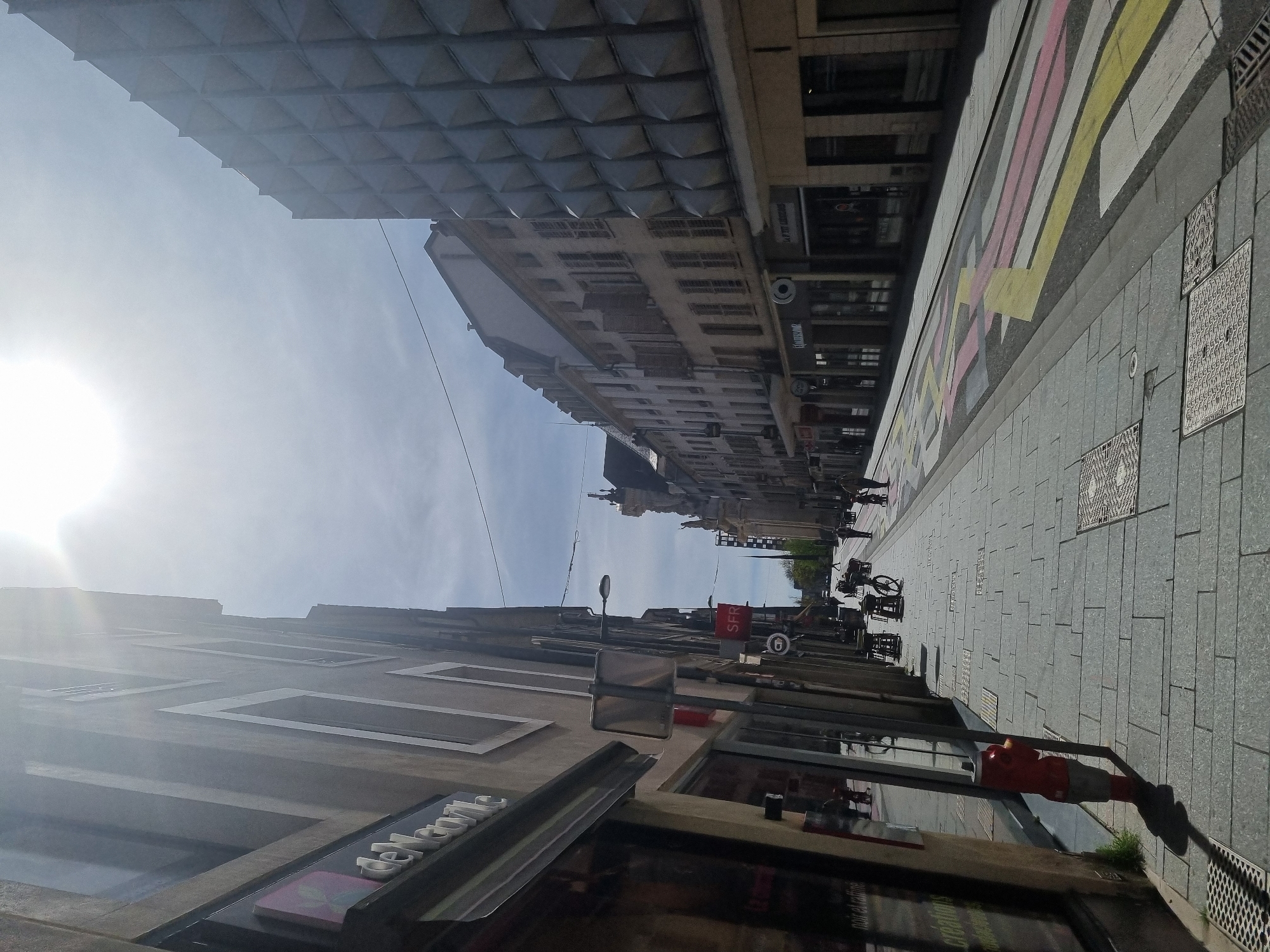 Morning walkthrough captures sunny Nancy streetscapes and landmarks