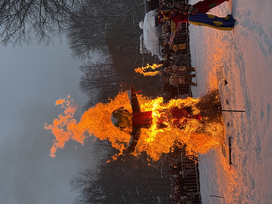 Winter festival with effigy burning draws crowds in Saint Petersburg