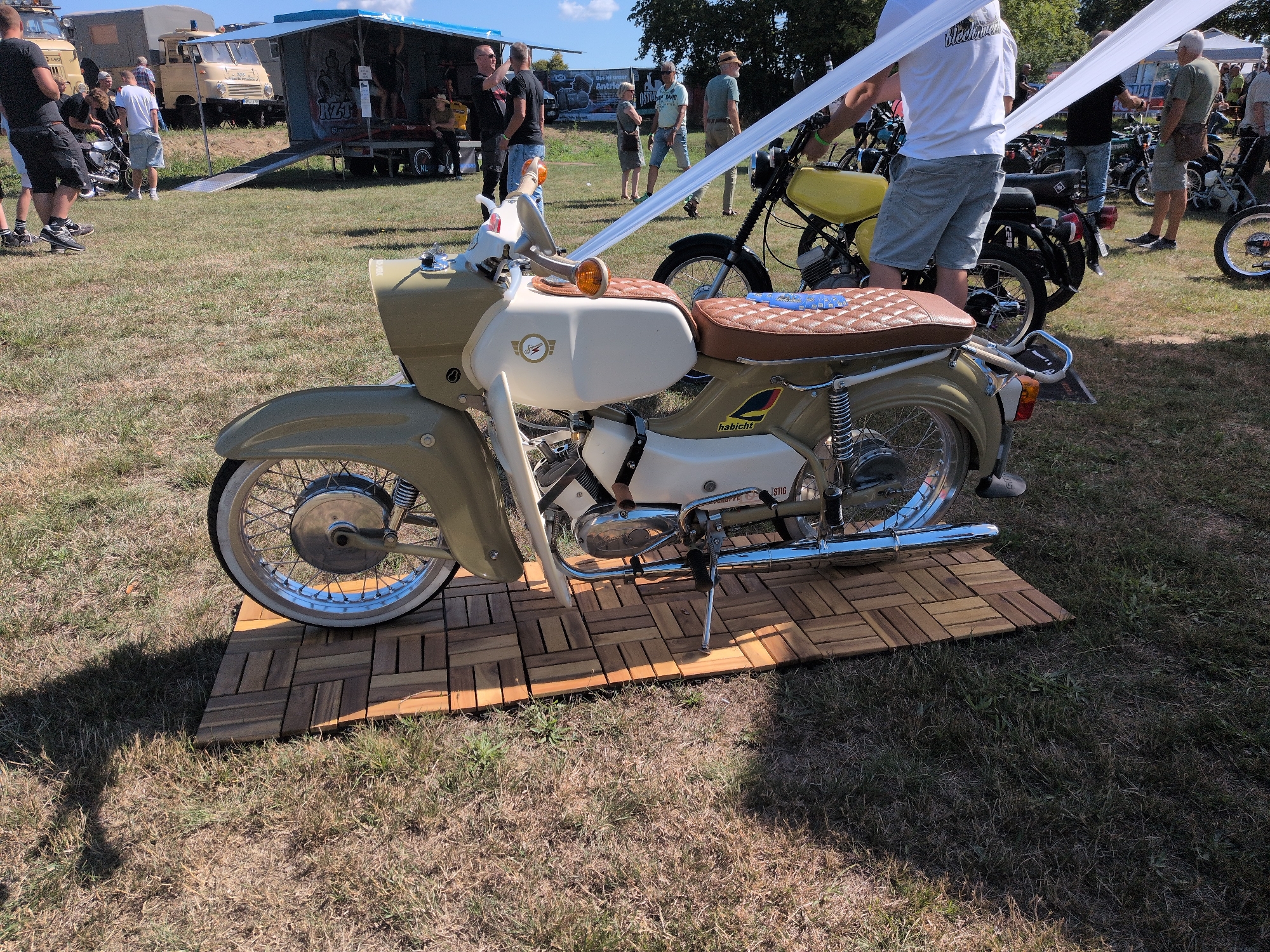 Classic vehicle meet in Hohenferchesar draws mopeds, scooters, and vintage cars