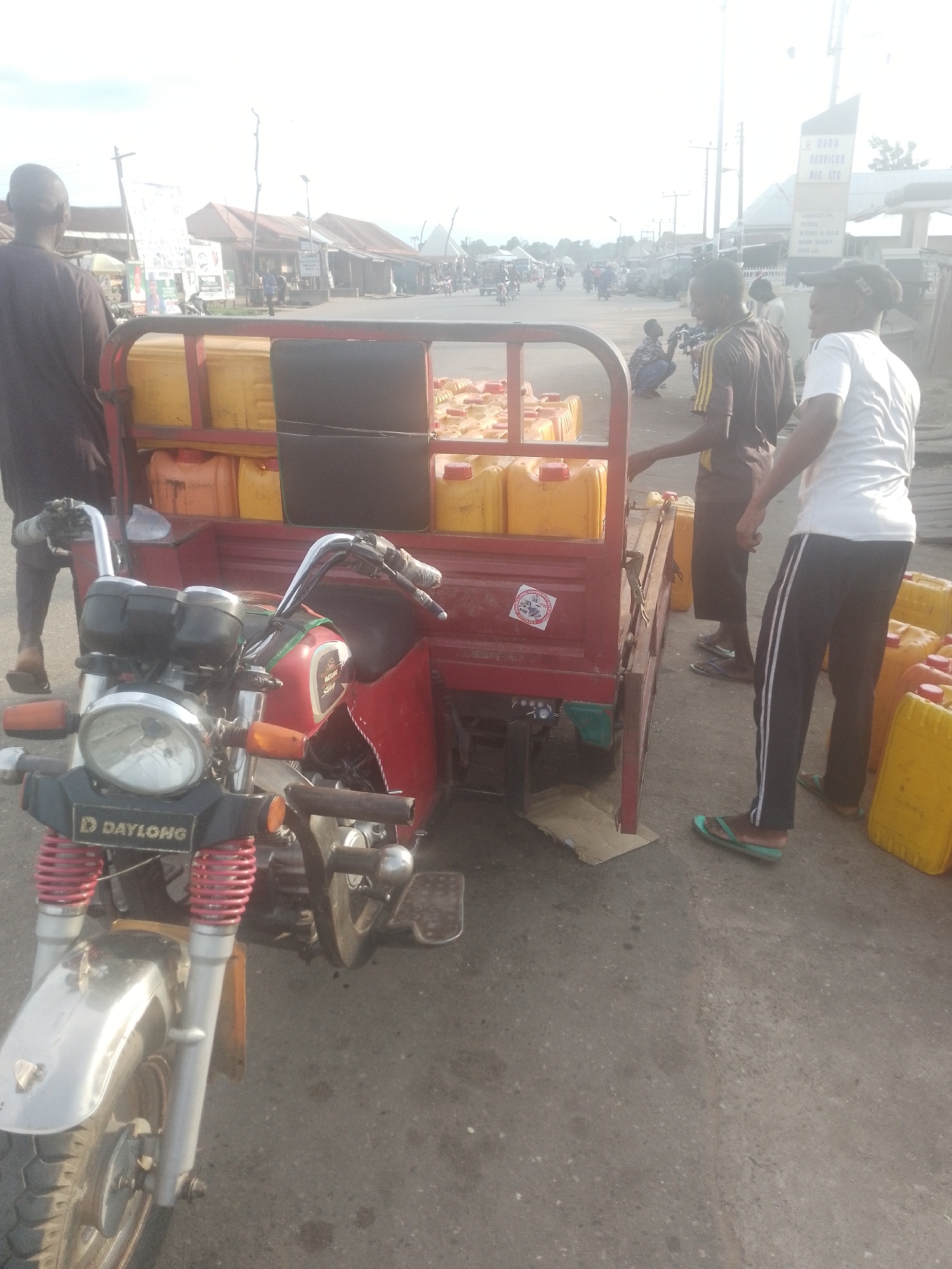 Street commerce and daily life along a Serti market road