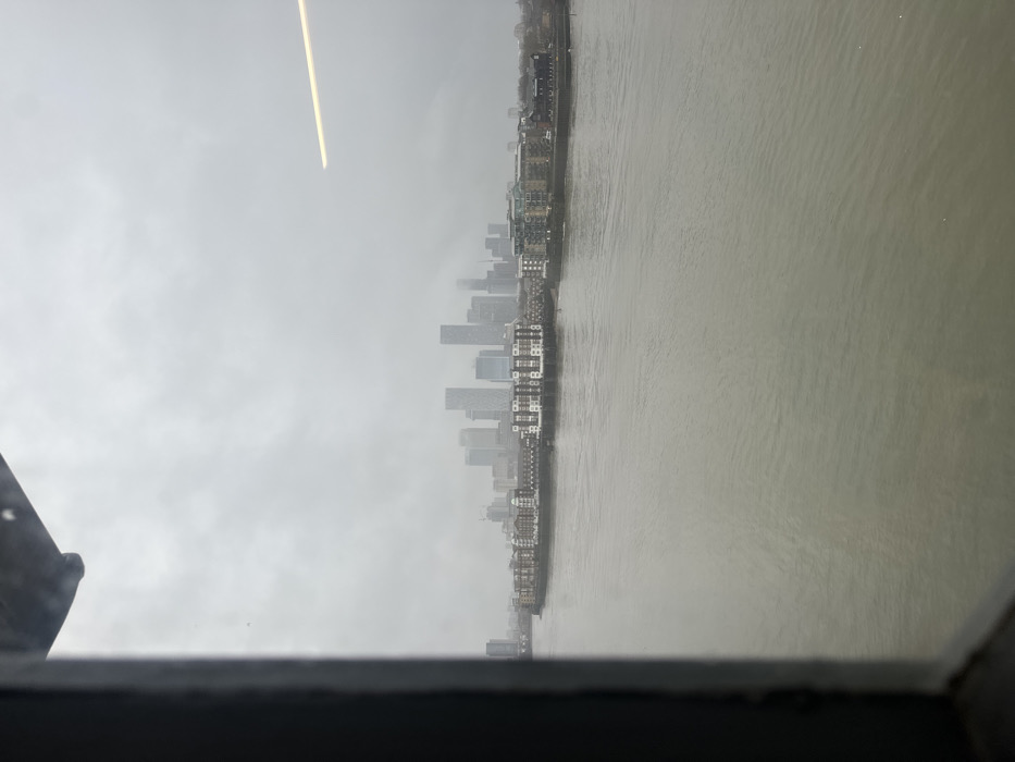 London witness captures Thames panorama, luxury SUV scenes