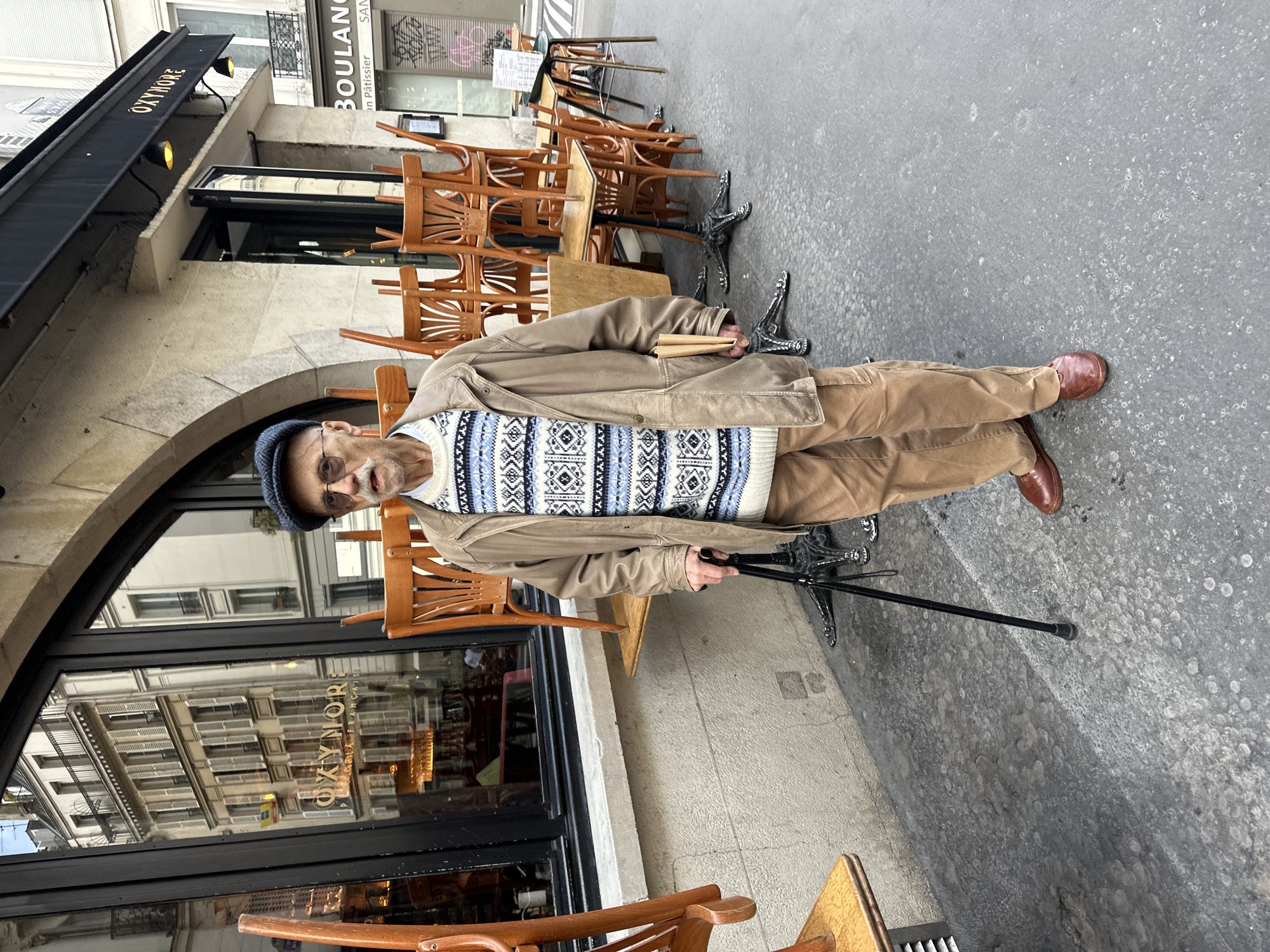 Ordinary afternoon scenes captured across Paris neighborhood