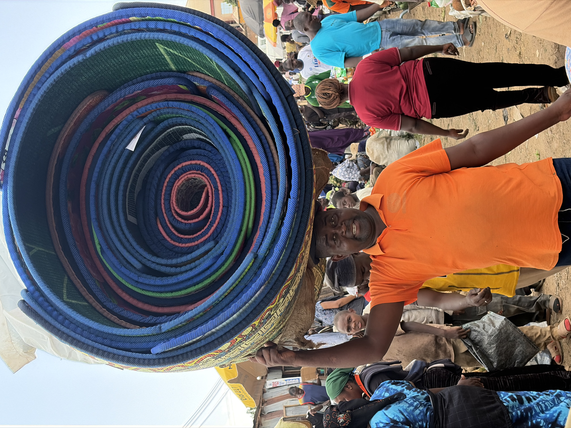 Gura Top market in full swing, goods and people in motion