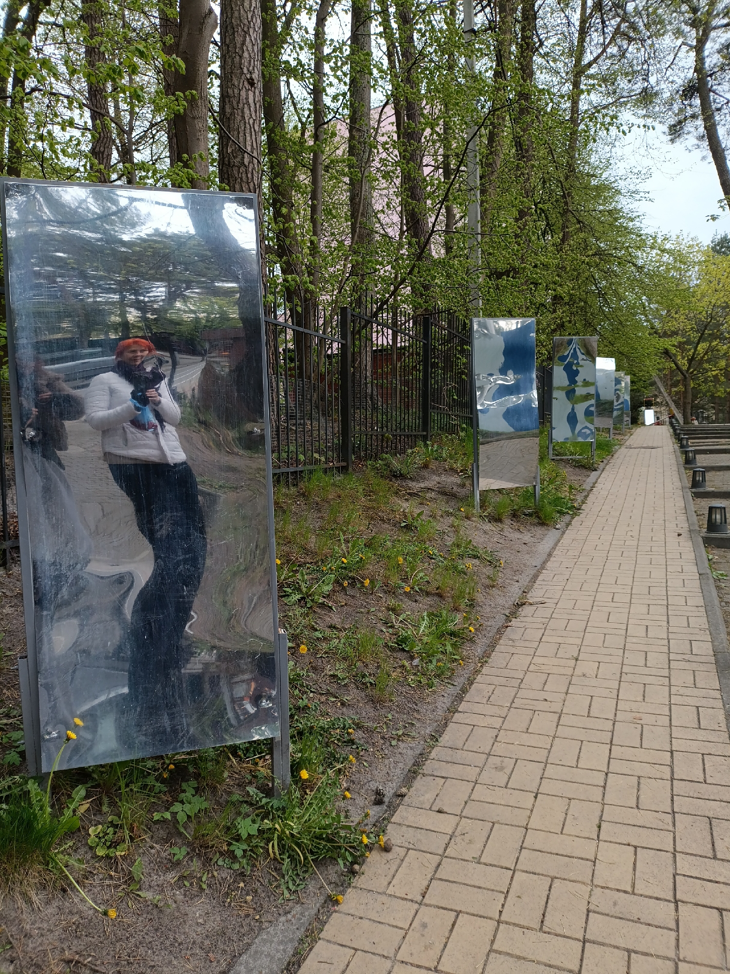 Svetlogorsk street scenes: mirrored sidewalk and jewelry store display