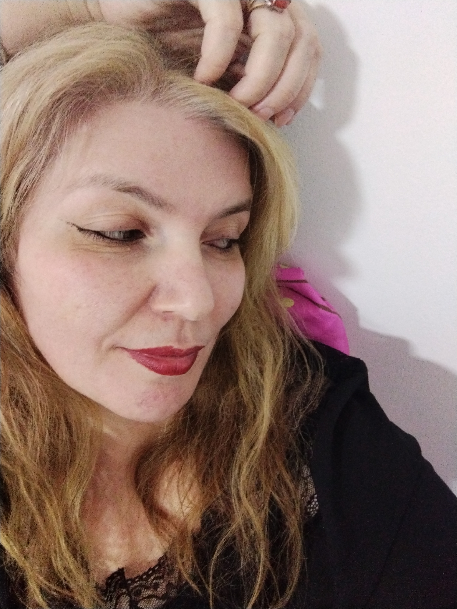 Woman documents evening moments through selfies in UAE home