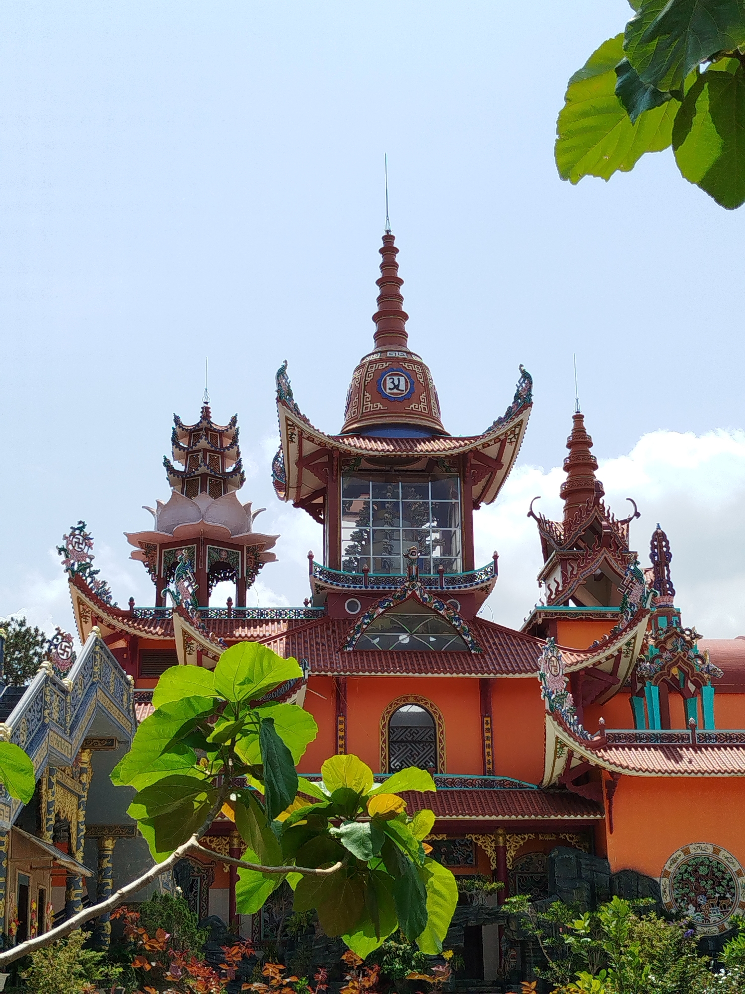 Morning temple tour documented across D'Ran, Vietnam Buddhist sites